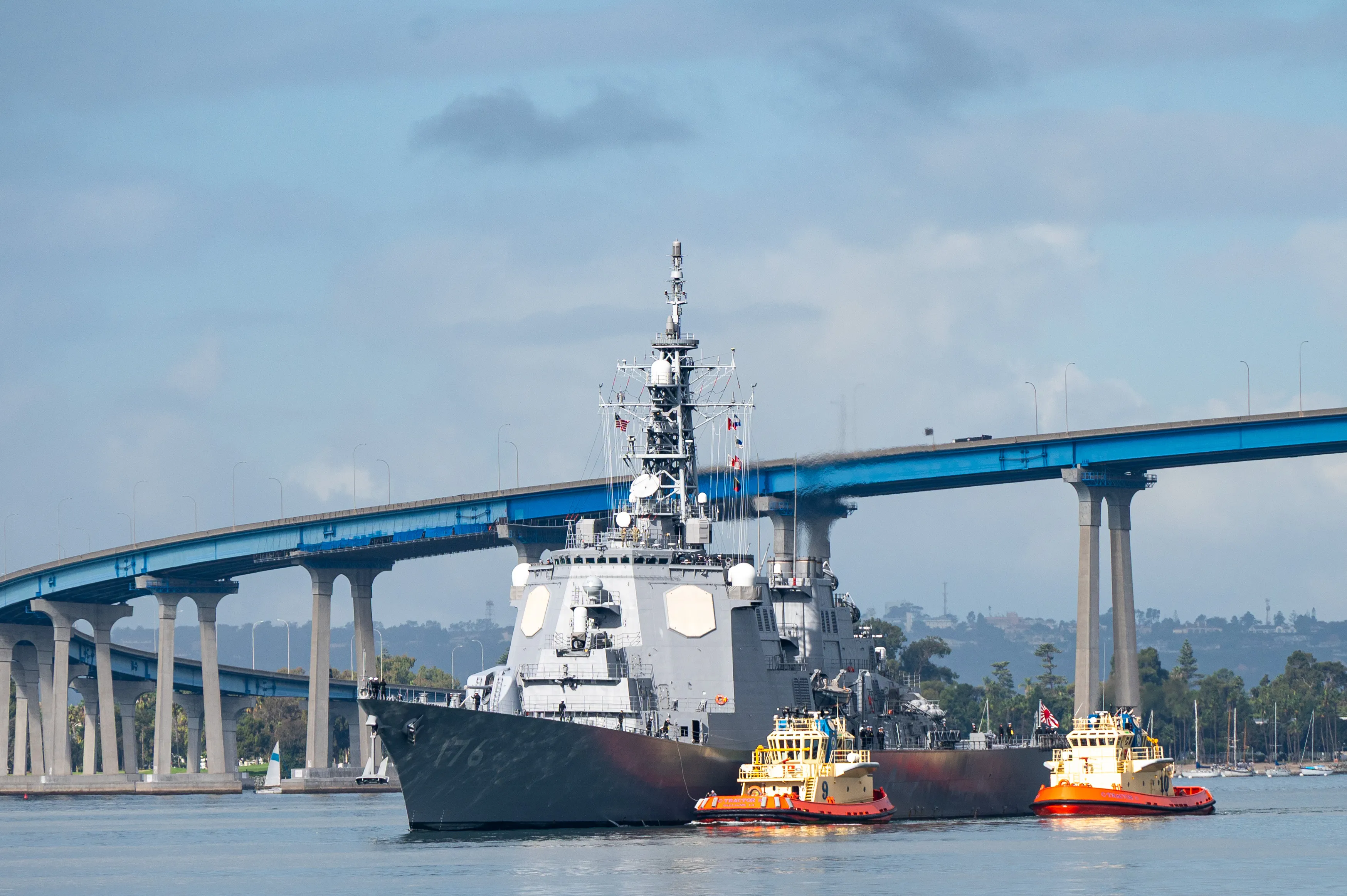 251020-N-NS989-1316 BASE NAVALE DE SAN DIEGO (oct. 15, 2025) le destroyer à missiles guidés de classe Kongo de la Force d'autodéfense maritime japonaise JS Chokai (DDG 176) arrive à la base navale de San Diego, le 15 octobre 2025. Chokai est à San Diego pour mener une formation. (Photo de l'US Navy par le Gunner's Mate 2e classe Timothy Weber.)