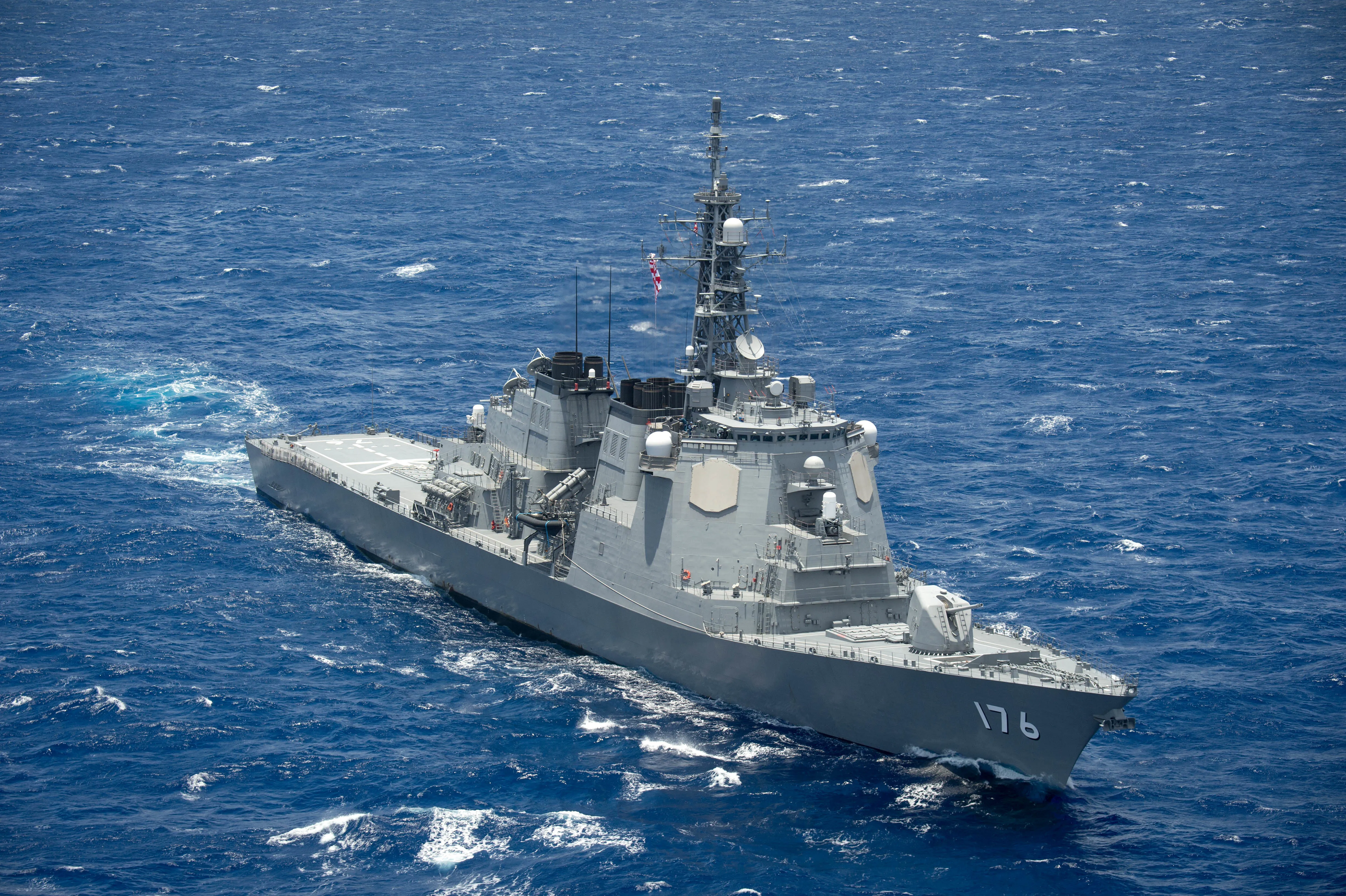 160728-N-SI773-2910 OCÉAN PACIFIQUE (28 juillet 2016) Le Japon d'autodéfense maritime destroyer lance-missiles JS Chokai (DDG 176) cuit en formation serrée comme l'un des 40 navires et sous-marins représentant 13 pays partenaires internationaux au cours de Rim of the Pacific 2016. Vingt-six nations, plus de 40 navires et sous-marins, plus de 200 avions et 25 000 personnes participent au RIMPAC du 30 juin au 4 août, dans et autour des îles hawaïennes et de la Californie du Sud. Le plus grand exercice maritime international au monde, RIMPAC, offre une opportunité de formation unique qui aide les participants à favoriser et à maintenir les relations de coopération essentielles à la sécurité des voies maritimes et des océans du monde. RIMPAC 2016 est le 25e exercice de la série qui a débuté en 1971. (Photo de la Caméra de combat de l'US Navy par le spécialiste de la communication de masse 1re classe Ace Rheaume/libérés)