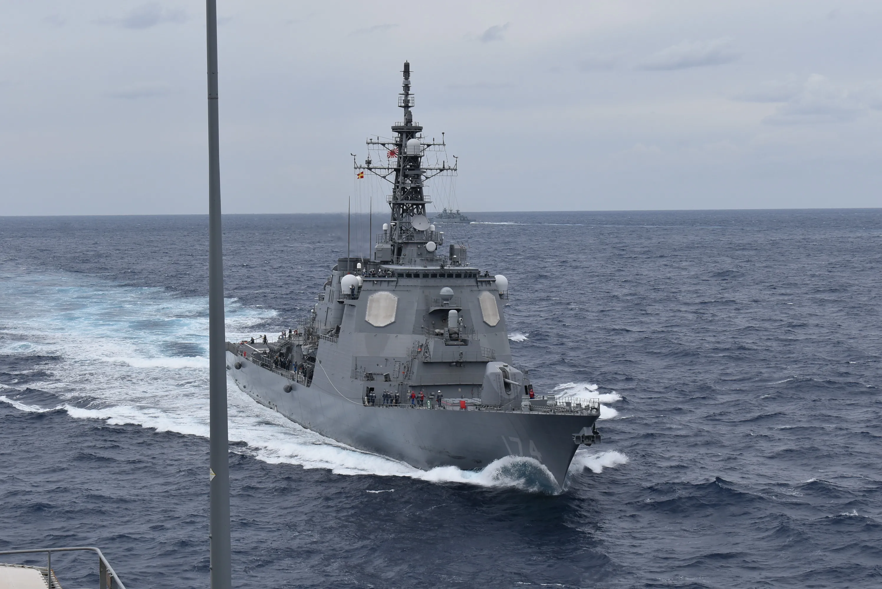MER DES PHILIPPINES (27 novembre 2021) -- le pétrolier de ravitaillement de classe Henry J. Kaiser USNS Big Horn (T-AO198) effectue des ravitaillements en cours dans la mer des Philippines avec des partenaires et des alliés, dont JS Kirishima (DDG 174), un destroyer de missile guidé de classe Kongō de la Force d'autodéfense maritime japonaise (JMSDF), dans le cadre de l'exercice annuel, du 21 au 30 novembre. Les forces navales d'Australie, du Canada, d'Allemagne, du Japon et des États-Unis ont participé à cet exercice multilatéral et multinational dirigé par la JMSDF. L'exercice contribue à renforcer les relations durables tout en perfectionnant les compétences navales. (Photo de Juahn Gaskins)