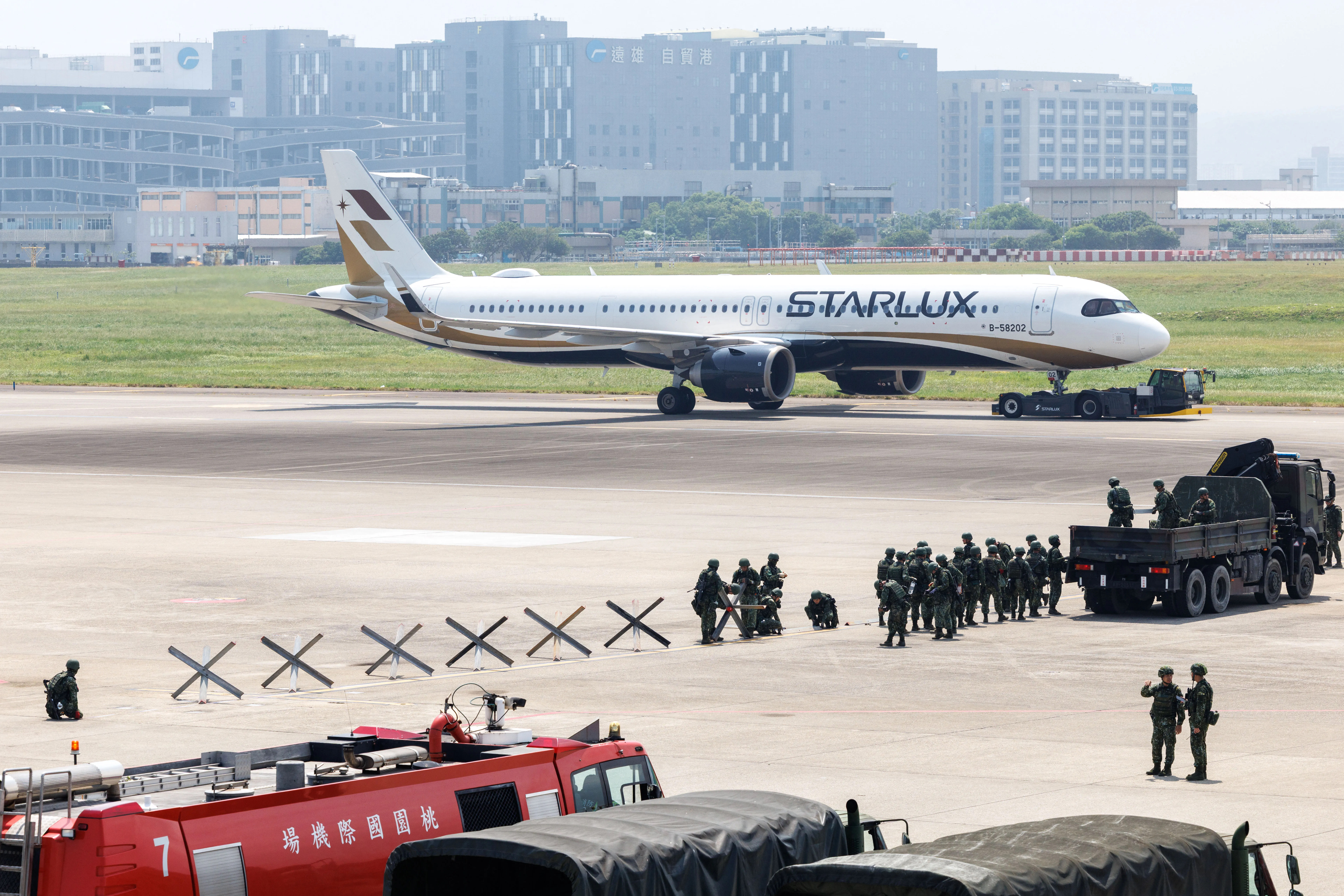 Des soldats taïwanais ont installé des obstacles défensifs lors d'un exercice civilo-militaire simulant un assaut aéroporté ennemi à l'aéroport international de Taiwan Taoyuan, à Taoyuan, le 7 août 2026. Les plus grands exercices militaires de l'année à Taiwan ont commencé le 5 août alors que la démocratie insulaire tente de préparer sa population à une éventuelle invasion chinoise. (Photo de CHENG Yu-chen / AFP via Getty Images)