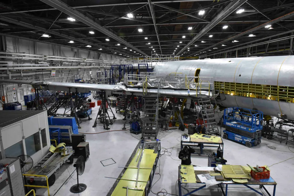Un KC-135 Stratotanker subit une maintenance programmée du dépôt au complexe logistique aérien d'Oklahoma City, à la base aérienne Tinker, Oklahoma, le 23 novembre 2019. Au cours du PDM, chaque KC-135 subit une série d'inspections, de mises à niveau de l'avion et d'un test en vol pour garantir son bon fonctionnement. (Photo de l'US Air Force par l'aviateur Kiaundra Miller)