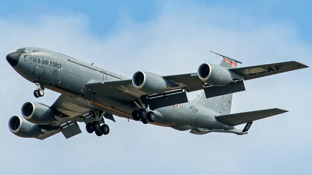 KC-135 vu avec des réparations de dommages de combat atterrissant à RAF Midlenhall.