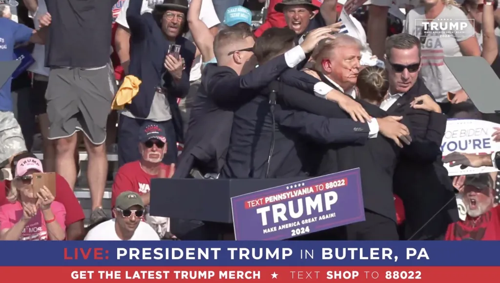 BUTLER, PENNSYLVANIE, ÉTATS-UNIS - 13 JUILLET : (----USAGE ÉDITORIAL UNIQUEMENT - CRÉDIT OBLIGATOIRE - 'BUREAU DE CAMPAGNE TRUMP / DOCUMENT' - AUCUNE CAMPAGNE DE MARKETING AUCUNE PUBLICITÉ - DISTRIBUÉE COMME SERVICE AUX CLIENTS----) Une capture d'écran capturée à partir d'une vidéo montre le candidat républicain à la présidentielle, l'ancien président Donald Trump semble être blessé après que des coups de feu ont été signalés comme il est précipité hors de la scène lors d'un rassemblement le 13 juillet 2024 à Butler, en Pennsylvanie. Trump a été vu ensanglanté à l'oreille droite alors qu'il était évacué de la scène, selon des images diffusées sur les réseaux sociaux. (Photo du bureau de campagne Trump / Handout/Anadolu via Getty Images)