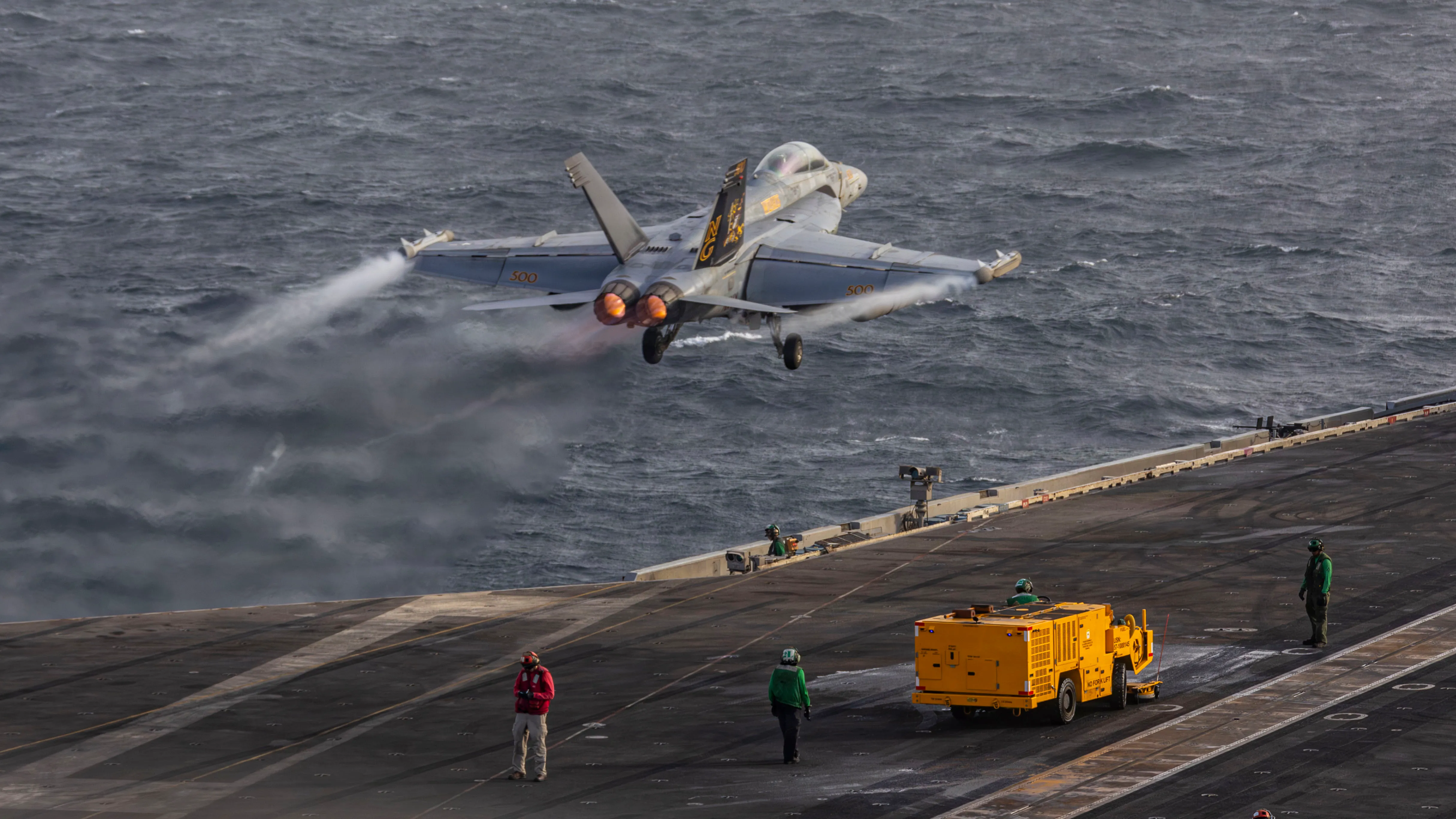 Un Growler EA-18G, affecté au Escadron d'attaque électronique (VAQ) 133, est lancé depuis le poste de pilotage du porte-avions de classe Nimitz USS Abraham Lincoln (CVN 72), le 31 juillet 2026. Abraham Lincoln est déployé dans la zone d'opérations de la 5e flotte américaine pour soutenir la sécurité et la stabilité maritimes au Moyen-Orient. (Photo de la marine américaine)