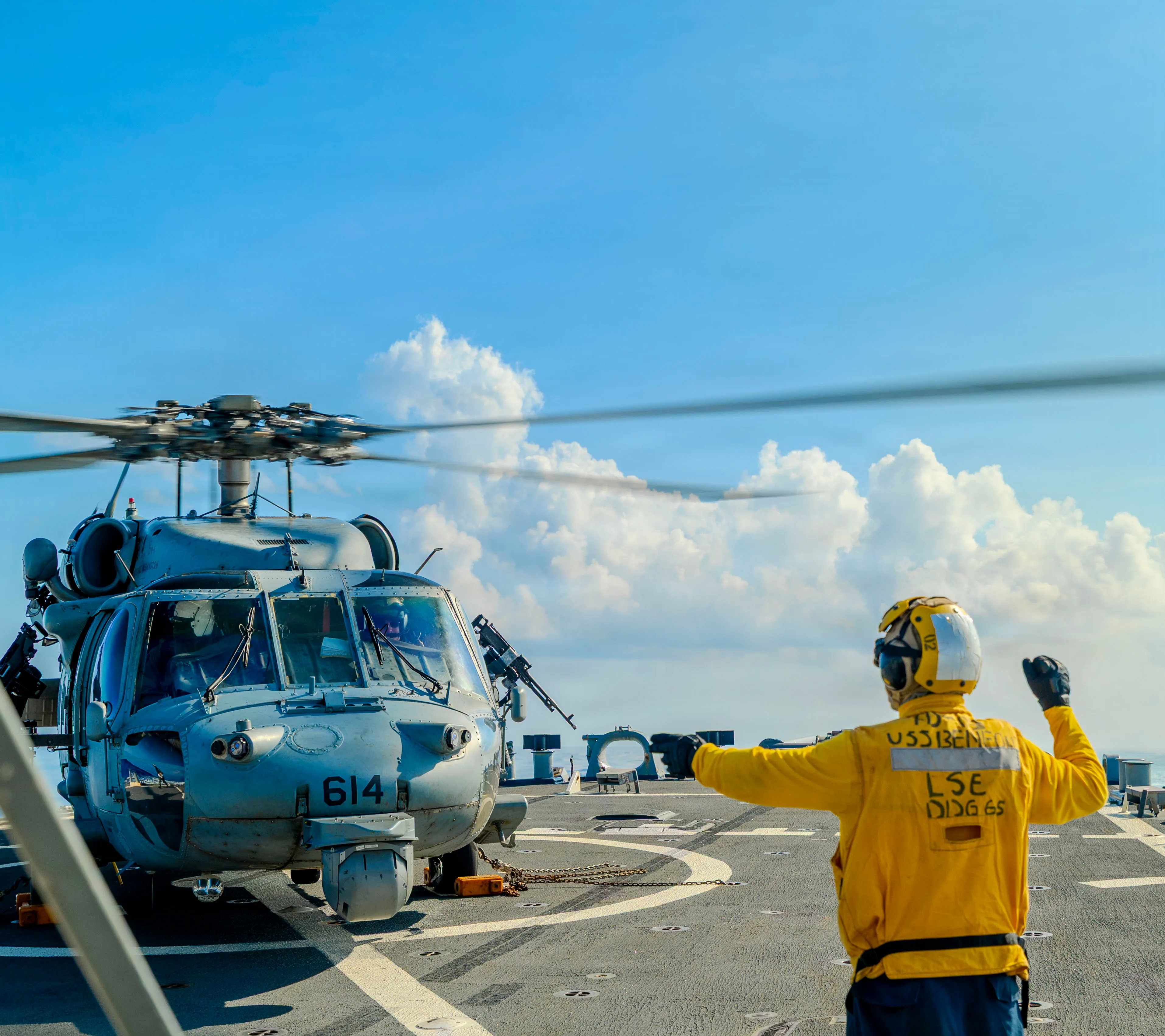 260723-N-JJ672-1063 Maître de Manœuvre de l'US Navy, le matelot Eduardo Ramirez Lopez, de Californie, dirige un hélicoptère Seahawk MH-60S affecté à l'Escadron d'hélicoptères de combat en mer (HSC) 12 attaché au porte-avions de classe Nimitz USS George Washington (CVN 73) à bord du destroyer lance-missiles de classe Arleigh Burke USS Benfold (DDG 65) tout en effectuant des quartiers de vol dans la mer de Chine méridionale, le 23 juillet 2026. Benfold est déployé vers l'avant et affecté à la Task Force 70 et au Carrier Strike Group 5. La Task Force 70 et le CSG 5 sont déployés vers l'avant dans la zone d'opérations de la 7e flotte américaine à l'appui d'une région Indo-Pacifique libre et ouverte. La 7e flotte américaine est la plus grande flotte numérotée déployée à l'avant de la Marine et interagit et opère régulièrement avec ses alliés et partenaires pour préserver un Indo-Pacifique libre et ouvert. Photographie tonique pour effet. (Photo de l'US Navy par Oscar Diaz, spécialiste des communications de masse de 2e classe)