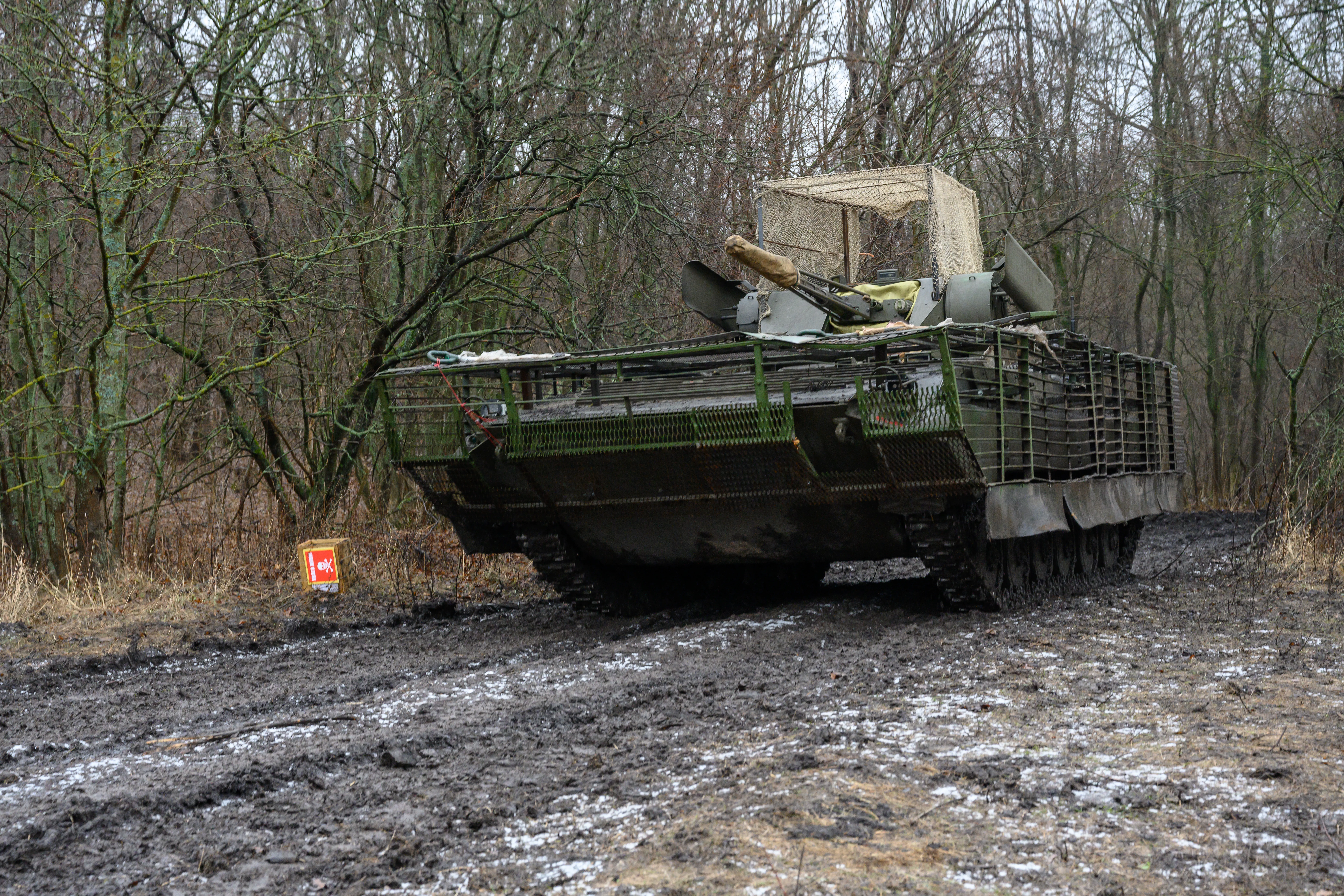 KHARKIV, UKRAINE - 17 JANVIER : des soldats de la 13e brigade Khartiia de la Garde nationale d'Ukraine s'entraînent sur un véhicule blindé de combat BMP-1TS amélioré de l'ère soviétique le 17 janvier 2025 au nord de Kharkiv, en Ukraine. Alors que l’invasion russe de l’Ukraine entre dans sa troisième année et que les forces russes réalisent des gains territoriaux constants dans le sud-est, l’Ukraine est confrontée à une pénurie de main-d’œuvre et d’armes. De hauts commandants et responsables ukrainiens expriment leur inquiétude quant au ralentissement ou à l’arrêt du soutien profond des États-Unis avec la nouvelle administration Trump, qui a déclaré qu’elle mettrait rapidement fin à la guerre de trois ans. (Photo de Scott Peterson/Getty Images)