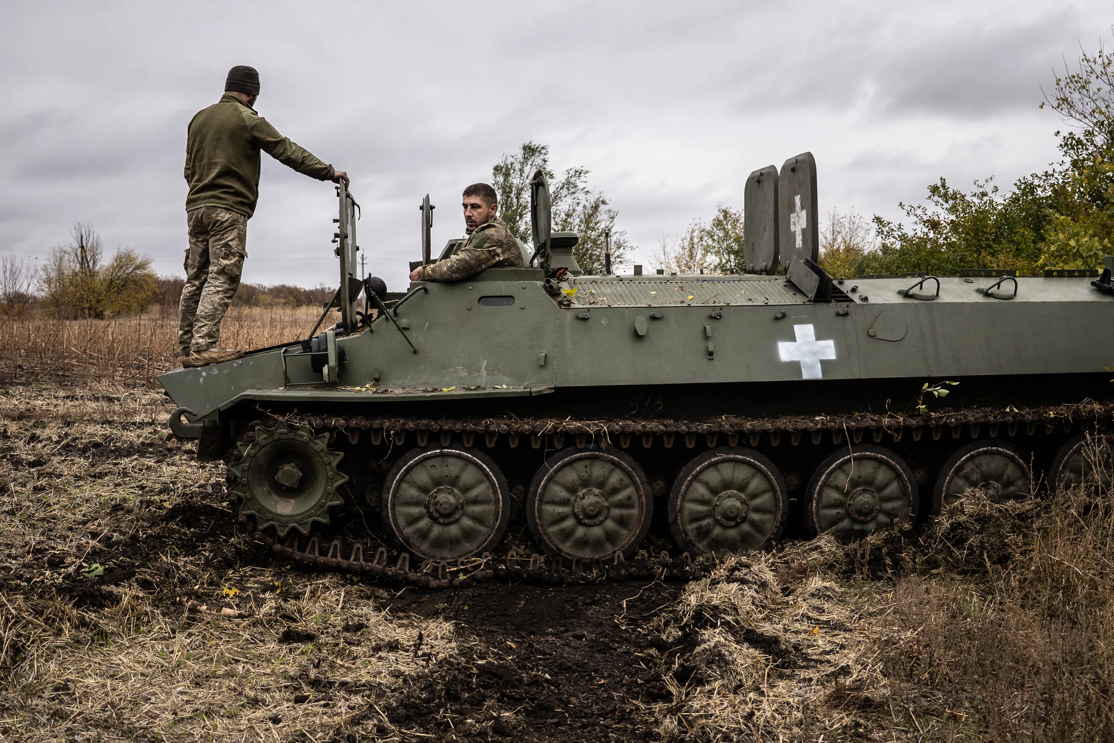 KHARKIV, UKRAINE - 25 OCTOBRE : Deux mécaniciens de l'armée ukrainienne réparent un MT-LB (véhicule de remorquage polyvalent blindé léger) cassé dans la région de Donetsk à Kharkiv, en Ukraine, le 25 octobre 2024. Conçu à l'origine dans les années 1960 à l'époque soviétique, le véhicule est entré en service une décennie plus tard et a été fabriqué à Kharkiv. (Photo de Fermin Torrano/Anadolu via Getty Images)
