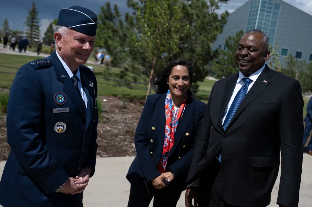 Le secrétaire à la Défense Lloyd J. Austin III et le général de la Force aérienne des États-Unis Glen D. VanHerck, commandant du Commandement du Nord des États-Unis/Commandement de la défense aérospatiale de l'Amérique du Nord (NORAD) et la ministre canadienne de la Défense Anita Anand visitent la base spatiale Peterson, Colorado, le 7 juin 2022. Austin, Anand, VanHerck ainsi que le premier ministre canadien Justin Trudeau ont visité le Commandement du Nord des États-Unis/Commandement de la défense aérospatiale de l'Amérique du Nord (NORAD) et le complexe de Cheyenne Mountain. (Photo du ministère de la Défense par Chad J. McNeeley)