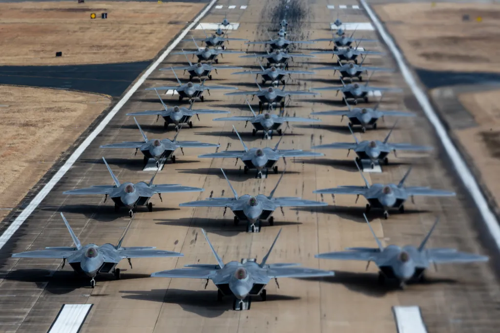Les avions de la 1re Escadre de chasse ont effectué une marche des éléphants à la base aérienne de Langley, le 31 janvier 2025, démontrant l'état de préparation et l'agilité opérationnelle de l'aile. Cette démonstration a mis en évidence la capacité de l'aile à mobiliser rapidement des forces dans des scénarios de stress élevé. La flotte de l'escadre comprend des F-22 Raptors et des T-38 Talons. En tant qu'aile principale de l'Air Combat Command, le 1 FW maintient une préparation au combat sans précédent pour assurer la défense nationale à tout moment. (Photo de l'US Air Force par SrA Ian Sullens)