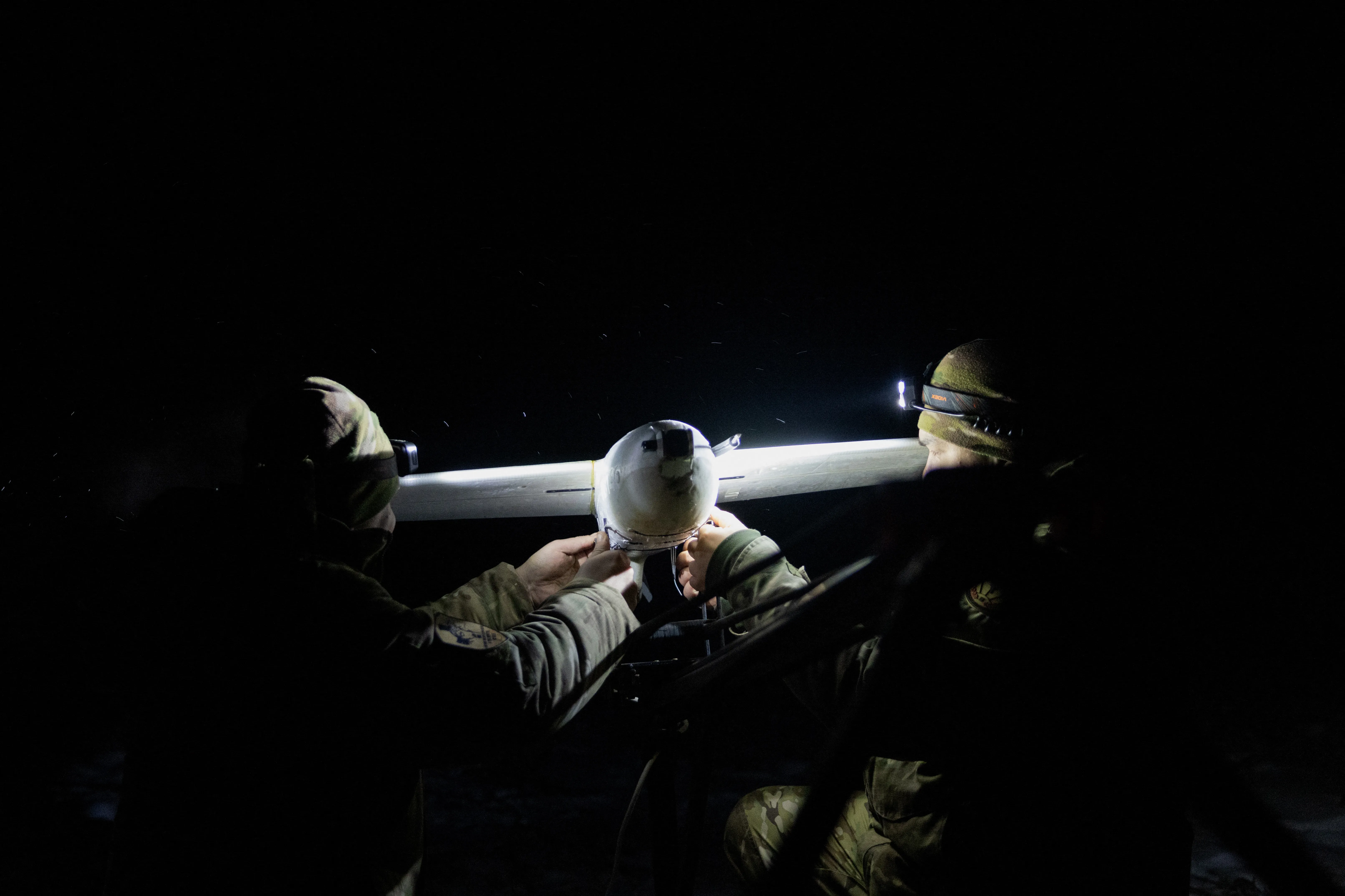 Des militaires ukrainiens de la 18e Brigade de Slovaquie de la Garde nationale ukrainienne se préparent à lancer un drone intercepteur pour attaquer des cibles ennemies dans la région de Donetsk le 22 janvier 2026, dans le cadre de l'invasion russe de l'Ukraine. (Photo de Tetiana DZHAFAROVA / AFP via Getty Images)