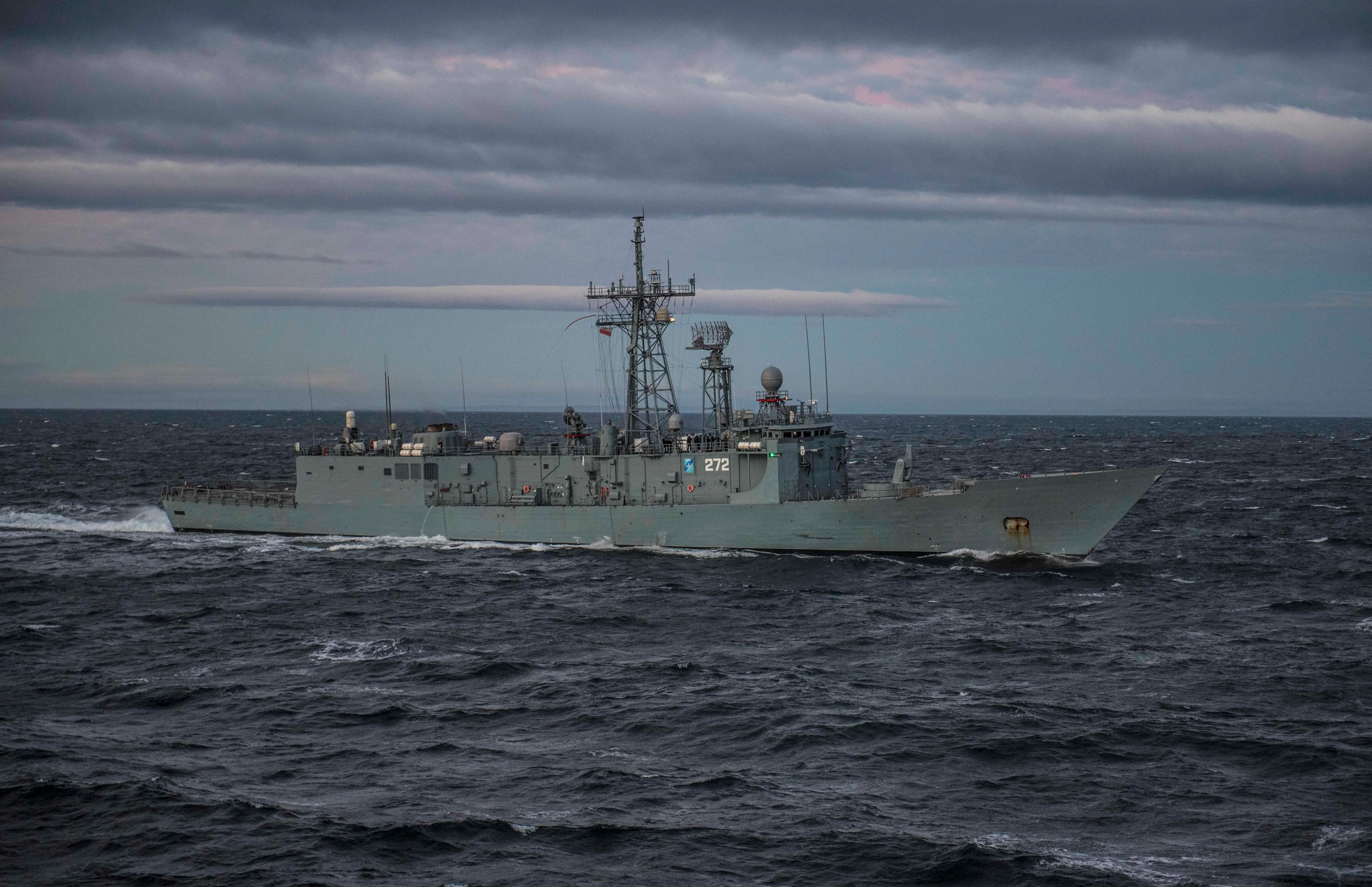181025-N-KA046-01223 MER DU NORD (oct. 25, 2018) - La marine polonaise classe Oliver Hazard Perry frégate lance-missiles général Kazimimierz Pulaski ORP 272 transite par la mer du Nord après un ravitaillement en cours, le 25 octobre 2018. Mount Whitney, déployé à Gaeta, en Italie, est en cours pour participer à l'exercice multilatéral Trident Stade 18. (Photo de l'US Navy par le spécialiste de la communication de masse 2e classe James R. Turner/libéré)