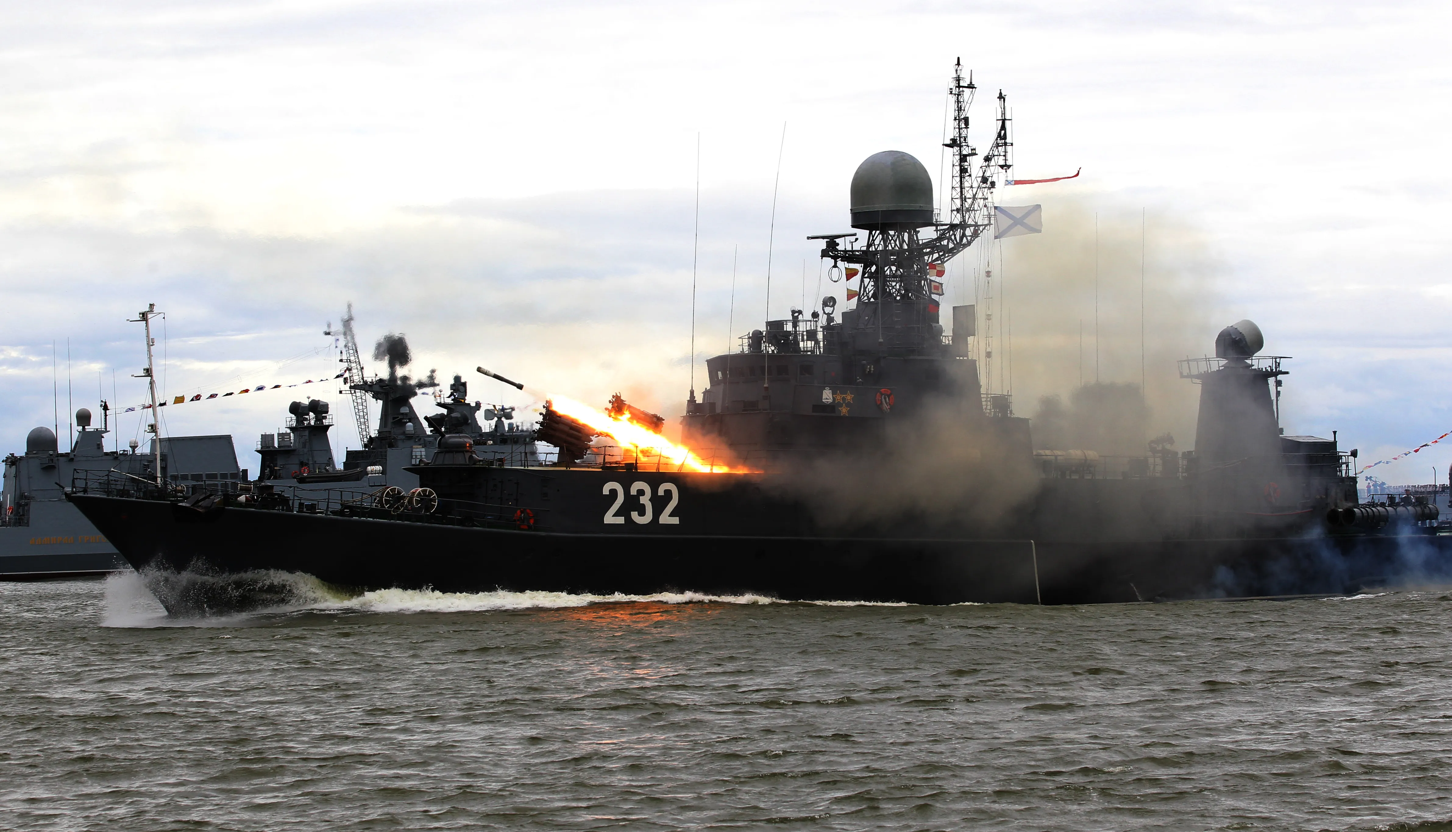 BALTIYSK, RUSSIE - 26 JUILLET : Le navire de guerre anti-sous-marin russe "Kalmikiya" assiste à une revue d