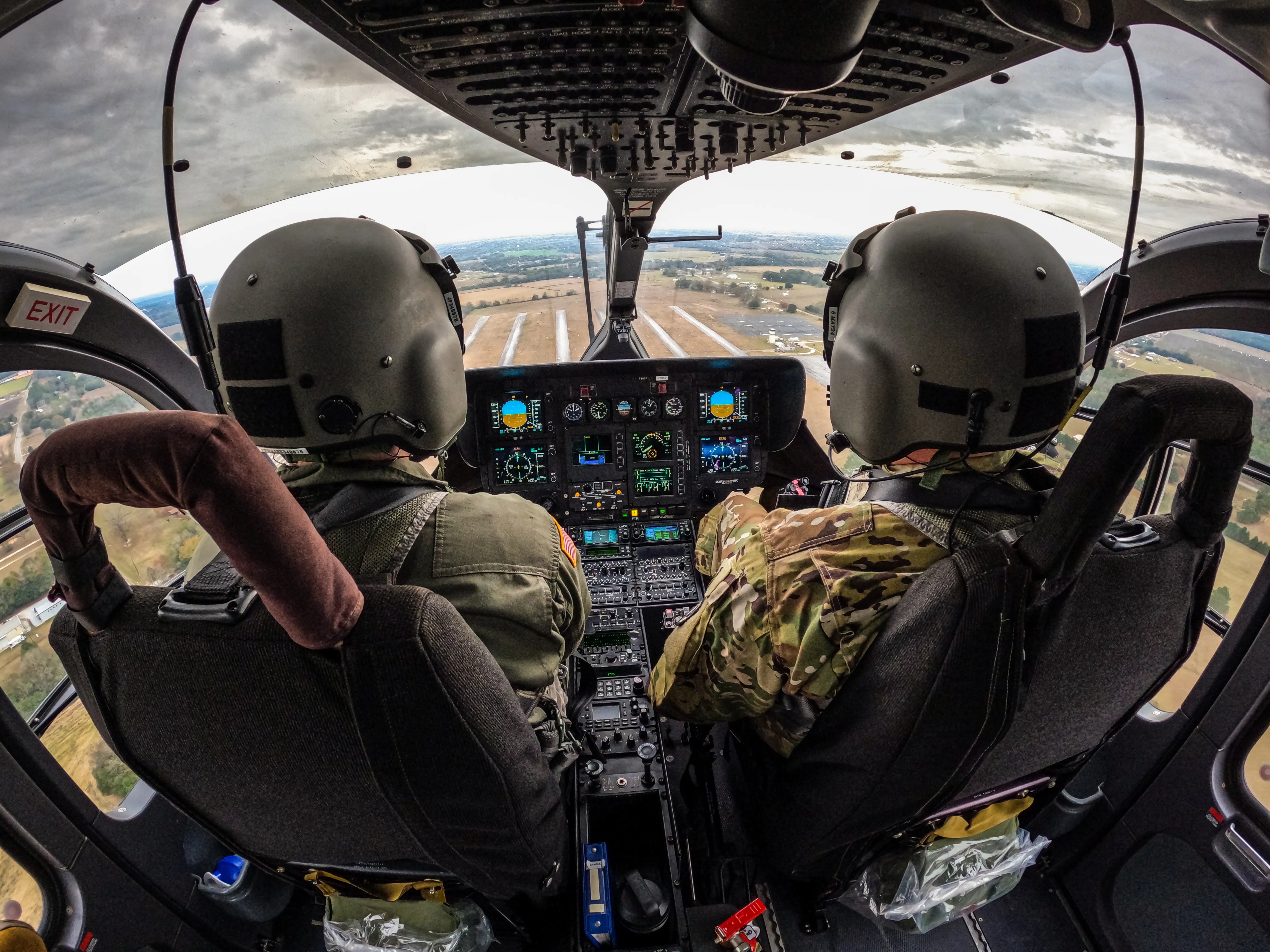 L'adjudant Caleb Franklin, un étudiant de l'aile rotative à entrée initiale (IERW), et un instructeur effectuent des approches aériennes sur un terrain de scène de Fort Novosel pendant la phase primaire de l'entraînement sur l'hélicoptère UH-72 Lakota, le 30 novembre 2023. (Photo de l'armée américaine par le sous-lieutenant Hannah Lamb)