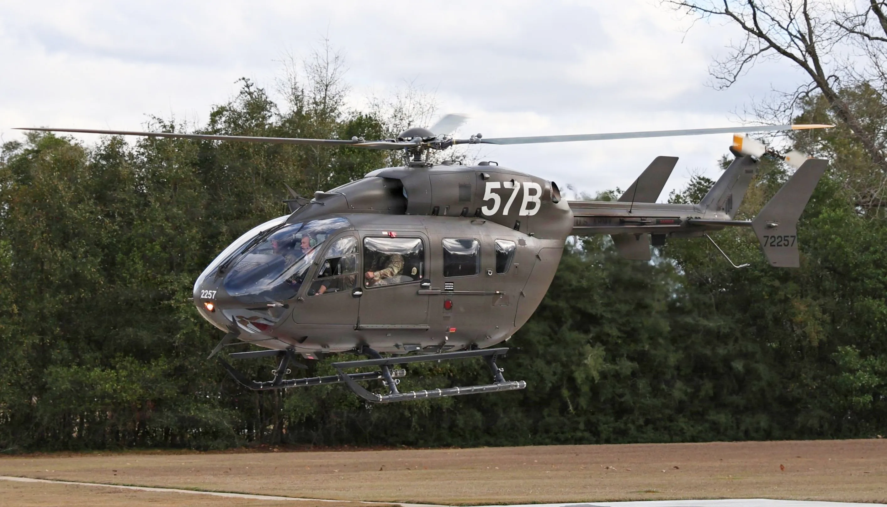 L'hon. Brent G. Ingraham, secrétaire adjoint de l'armée pour l'acquisition, la logistique et la technologie, a visité le Centre d'excellence de l'aviation pour assister aux efforts en cours qui déterminent l'avenir de l'aviation de l'armée à Fort Rucker, en Alabama, le 9 janvier 2026. (Photo de l'armée américaine par Kelly Morris)
