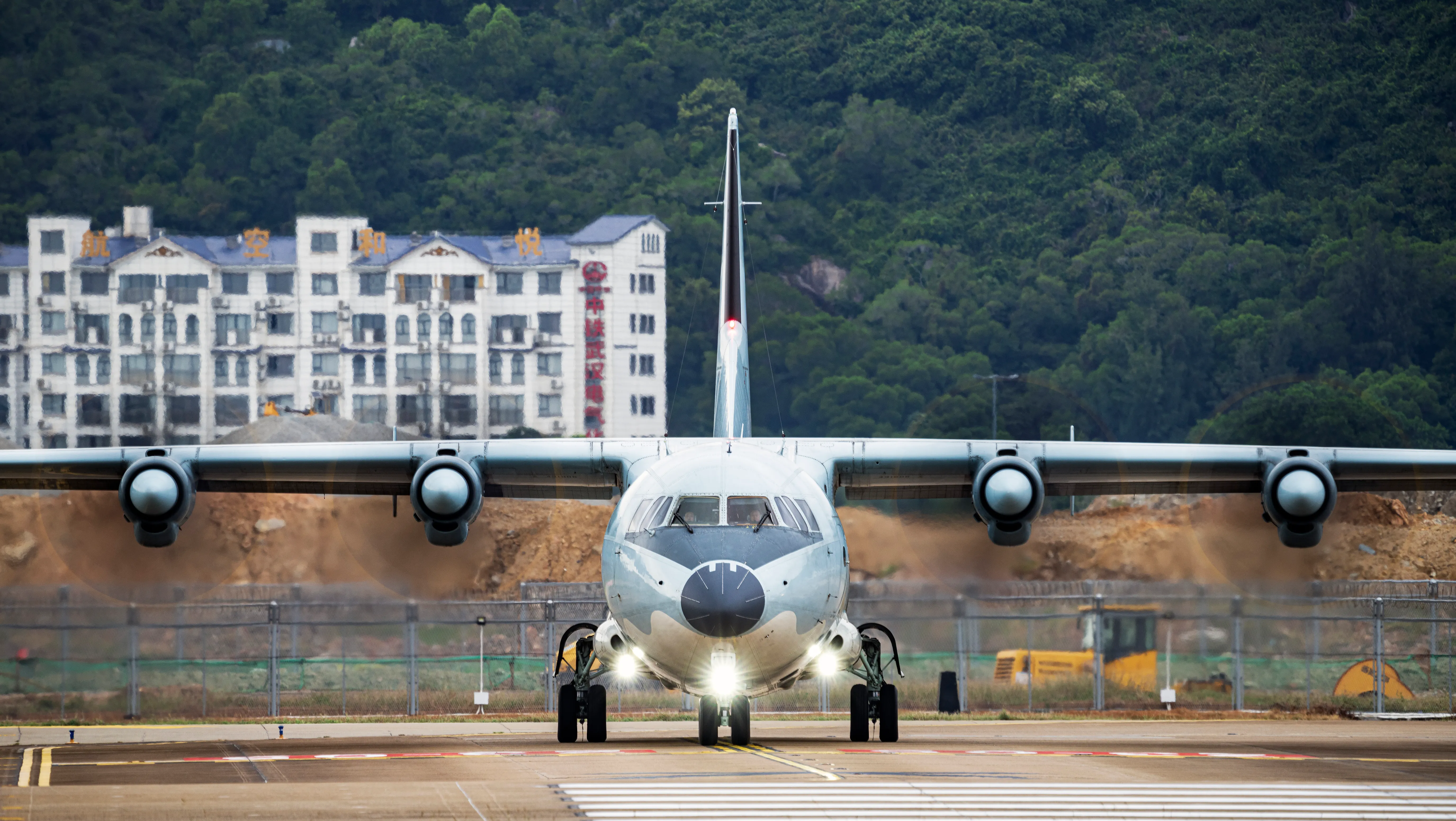 ZHUHAI, CHINE - 03 NOVEMBRE : un avion de transport Y-9 arrive au Zhuhai Air Show Center le 3 novembre 2022 à Zhuhai, province de Guangdong en Chine. Le 14e Airshow China se tiendra du 8 au 13 novembre. (Photo de VCG/VCG via Getty Images)