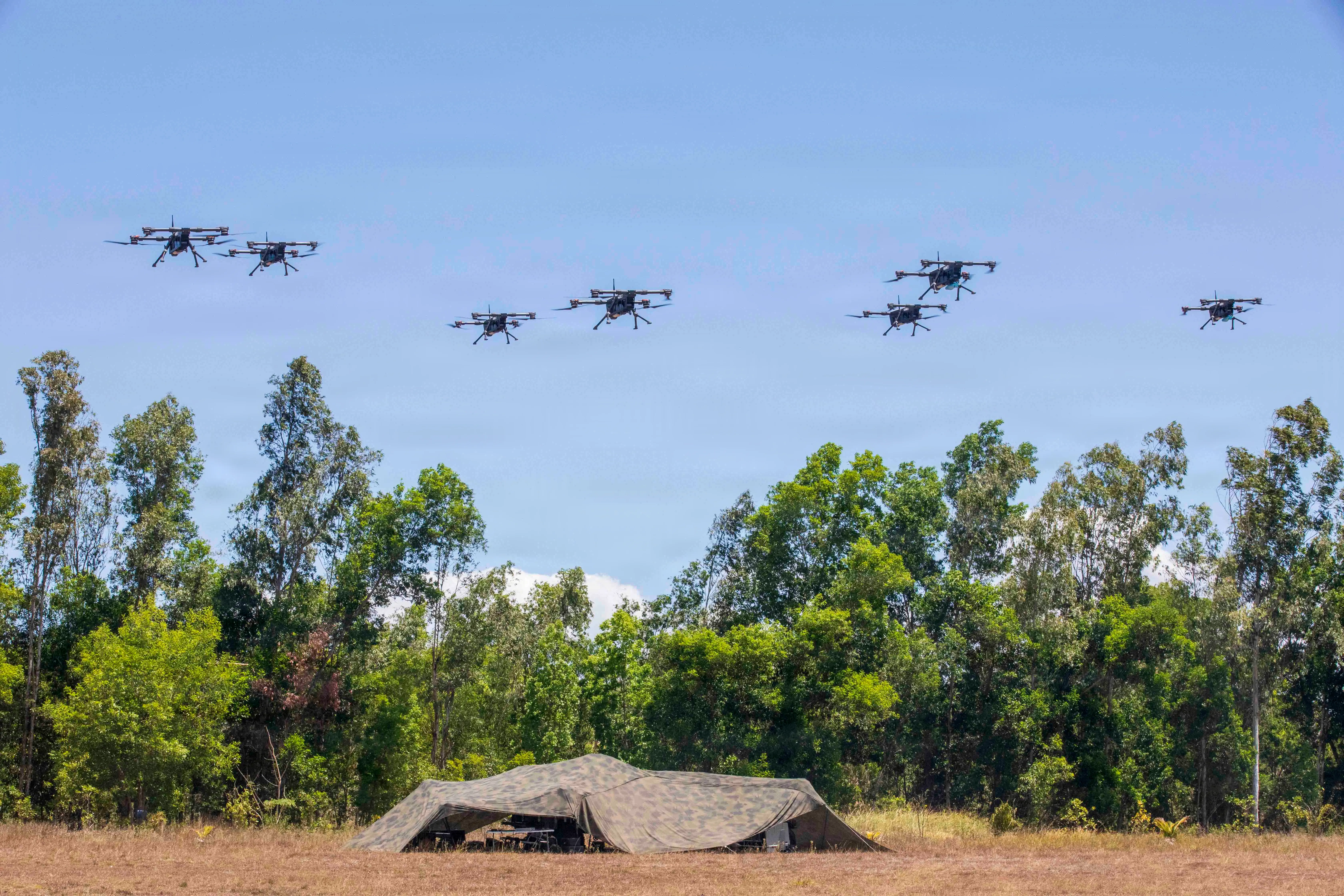 Les systèmes aériens sans pilote effectuent une démonstration d'essaim en préparation à l'exercice exportable du Joint Pacific Readiness Center à Laoag City, Philippines, le 10 mai 2026. JPMRC-X, dans le cadre de l'exercice Salaknib, intègre les forces américaines, philippines et partenaires dans des scénarios réalistes pour améliorer l'interopérabilité, affiner les tactiques multi-domaines et renforcer la préparation régionale dans l'Indo-Pacifique. (Photo de l'armée américaine par la CPS. Hunter Carpenter)