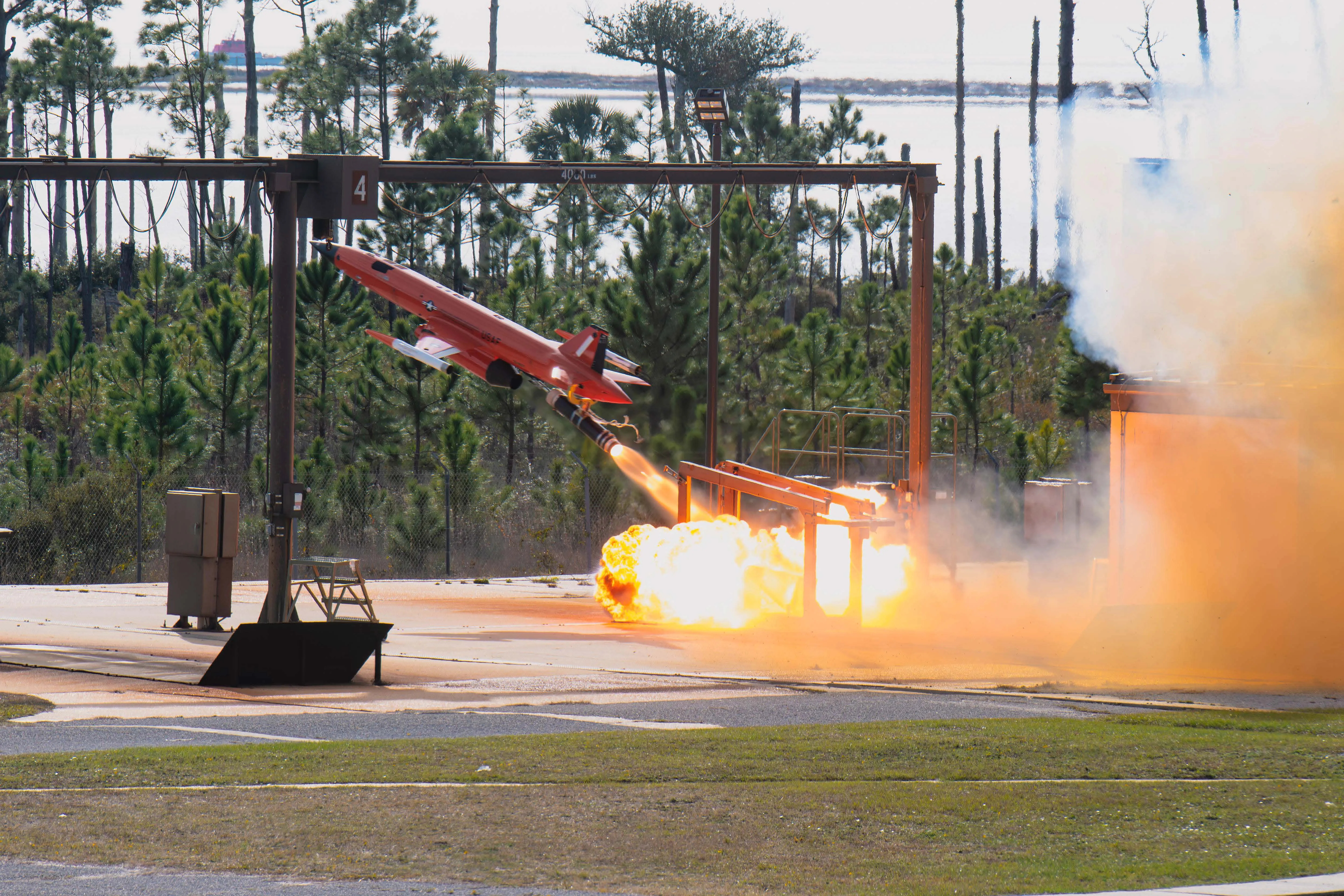 Une cible aérienne à sous-échelle BQM-167A est lancée depuis la base aérienne Tyndall, en Floride, le 8 décembre 2023. Le site de lancement est utilisé par les militaires et les entrepreneurs du 82e ATRS pour lancer et récupérer des cibles à sous-échelle à l'appui du programme d'évaluation des systèmes d'armes. (Photo de l'US Air Force par Venessa Armenta)