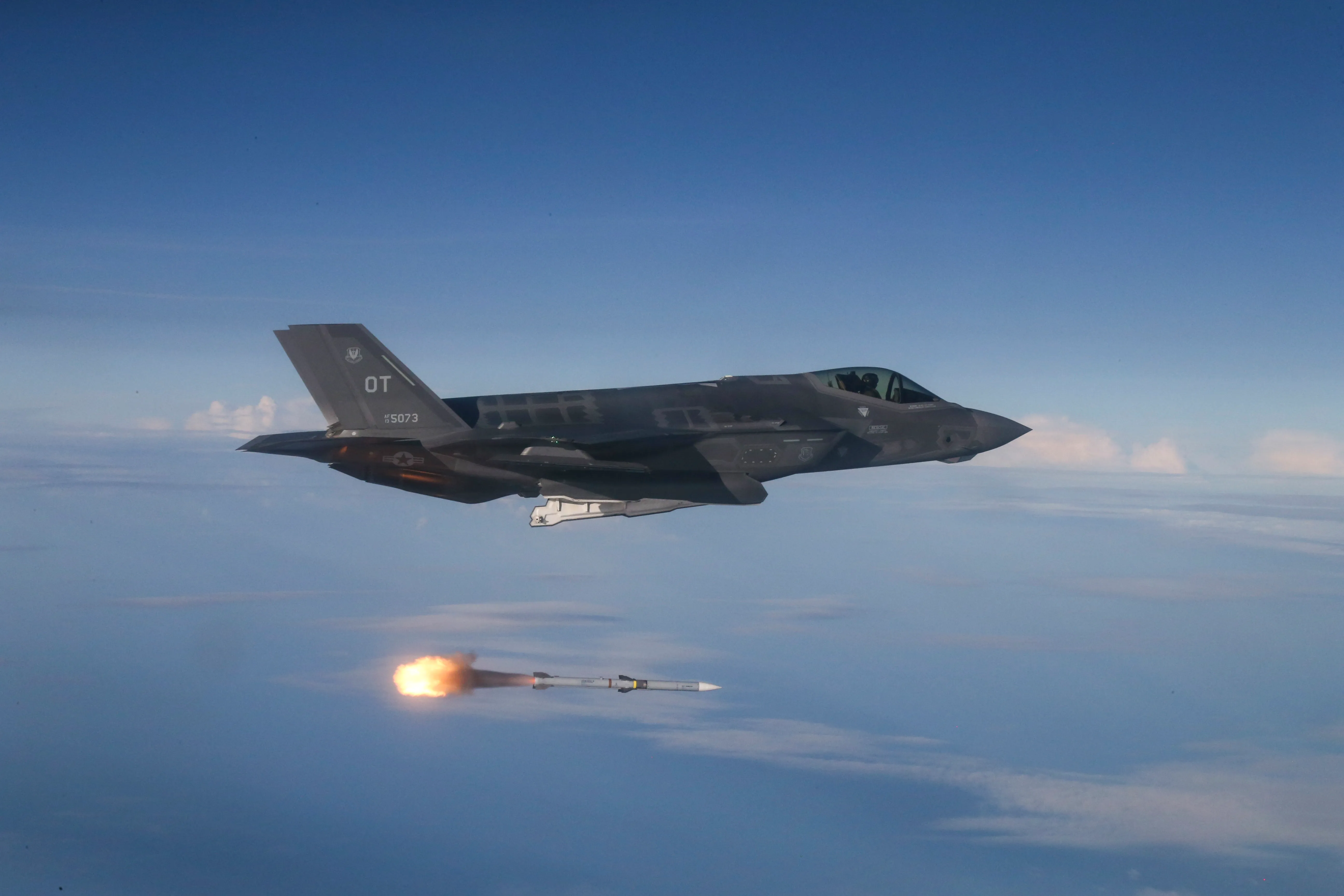 L'avion d'essai F-35A Lightning II affecté au 31e Escadron d'évaluation des tests de la base aérienne d'Edwards, en Californie, a largué des missiles AIM-120 AMRAAM et AIM-9X sur des cibles QF-16 lors d'un essai de tir réel au-dessus d'un champ de tir de l'Armée de l'air dans le golfe du Mexique le 12 juin 2018. L'équipe conjointe de tests opérationnels a mené les missions dans le cadre du test opérationnel initial et de l'évaluation du bloc 3F.