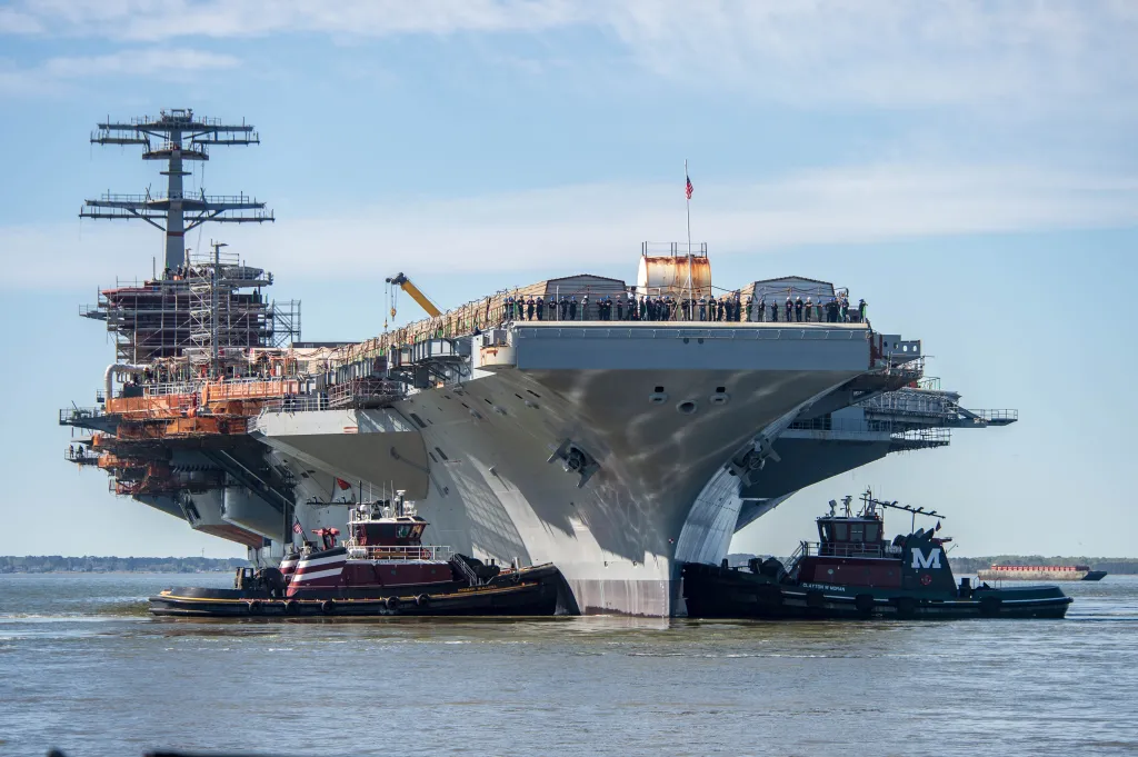 NEWPORT NEWS, Virginie (8 avril 2024) le porte-avions de classe Nimitz USS John C. Stennis (CVN 74) est déplacé vers un poste d'amarrage à Newport News, en Virginie, le 8 avril 2024. John C. Stennis est à Newport News Shipbuilding, où il effectue un ravitaillement et une révision complexe pour préparer le navire pour la seconde moitié de sa durée de vie de 50 ans. (Photo de l'US Navy par Simon Pike, spécialiste des communications de masse de 2e classe)