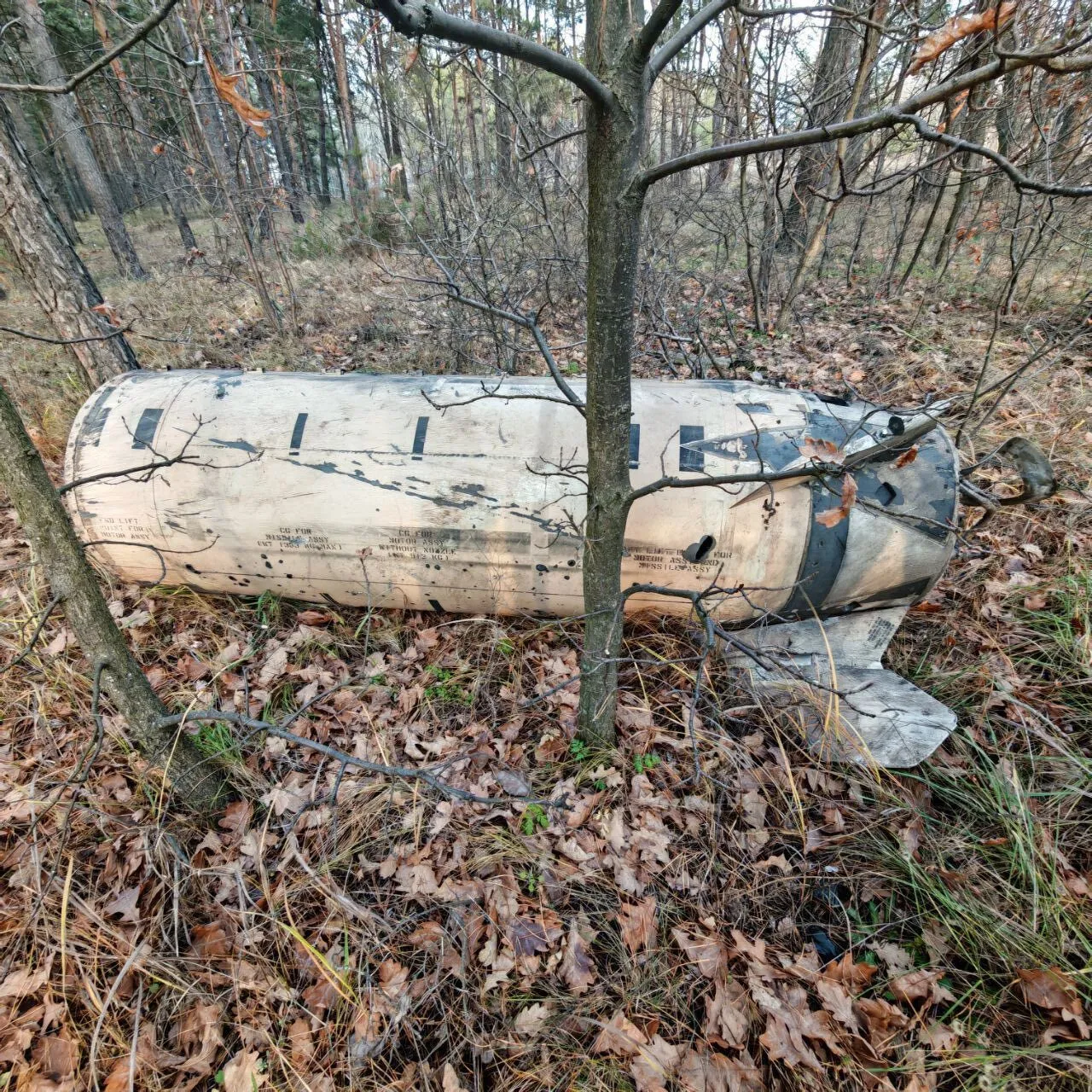 VORONEJ, RUSSIE - 19 NOVEMBRE : (----USAGE ÉDITORIAL UNIQUEMENT CRÉDIT OBLIGATOIRE - 'MINISTÈRE DE LA DÉFENSE RUSSE / DOCUMENT' - PAS DE COMMERCIALISATION AUCUNE CAMPAGNE PUBLICITAIRE - DISTRIBUÉ COMME SERVICE AUX CLIENTS----) Une vue des débris des missiles ATACMS de fabrication américaine lancés par les forces ukrainiennes et interceptés par la défense aérienne russe S-400 et Pantsir systèmes dans la ville de Voronej le 19 novembre 2025. La Russie a également signalé que les lanceurs MLRS dans la région ukrainienne de Kharkiv, qui ont tiré quatre missiles ATACMS, ont été détruits par des missiles Iskander. (Photo du ministère russe de la Défense / Handout/Anadolu via Getty Images)