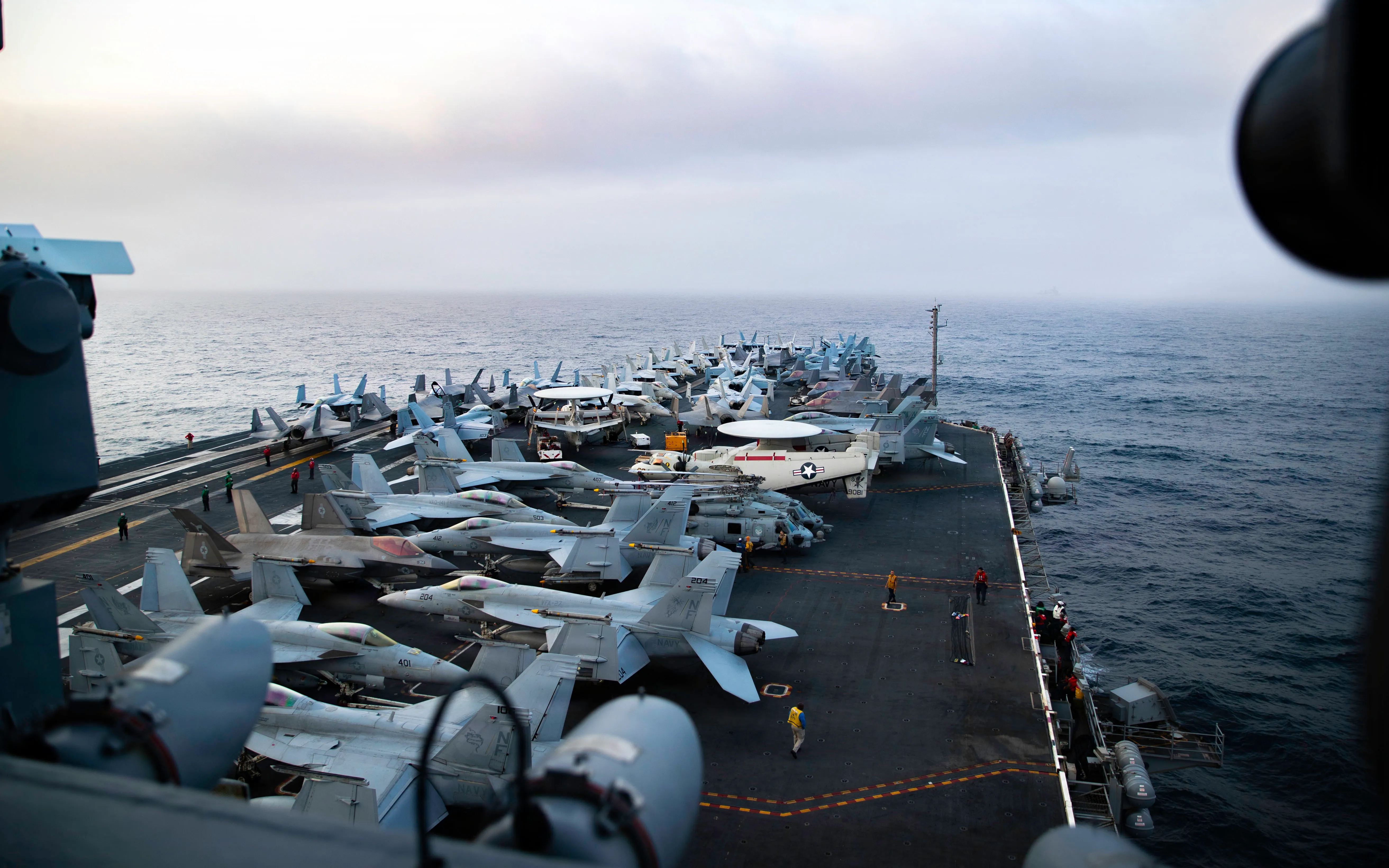 Le porte-avions de classe Nimitz USS George Washington (CVN 73) mène des opérations de routine en cours dans la mer d'Oman, le 22 août 2026. George Washington est déployé dans la zone d'opérations de la 5e flotte américaine pour soutenir la sécurité et la stabilité maritimes au Moyen-Orient. (Photo de la marine américaine)