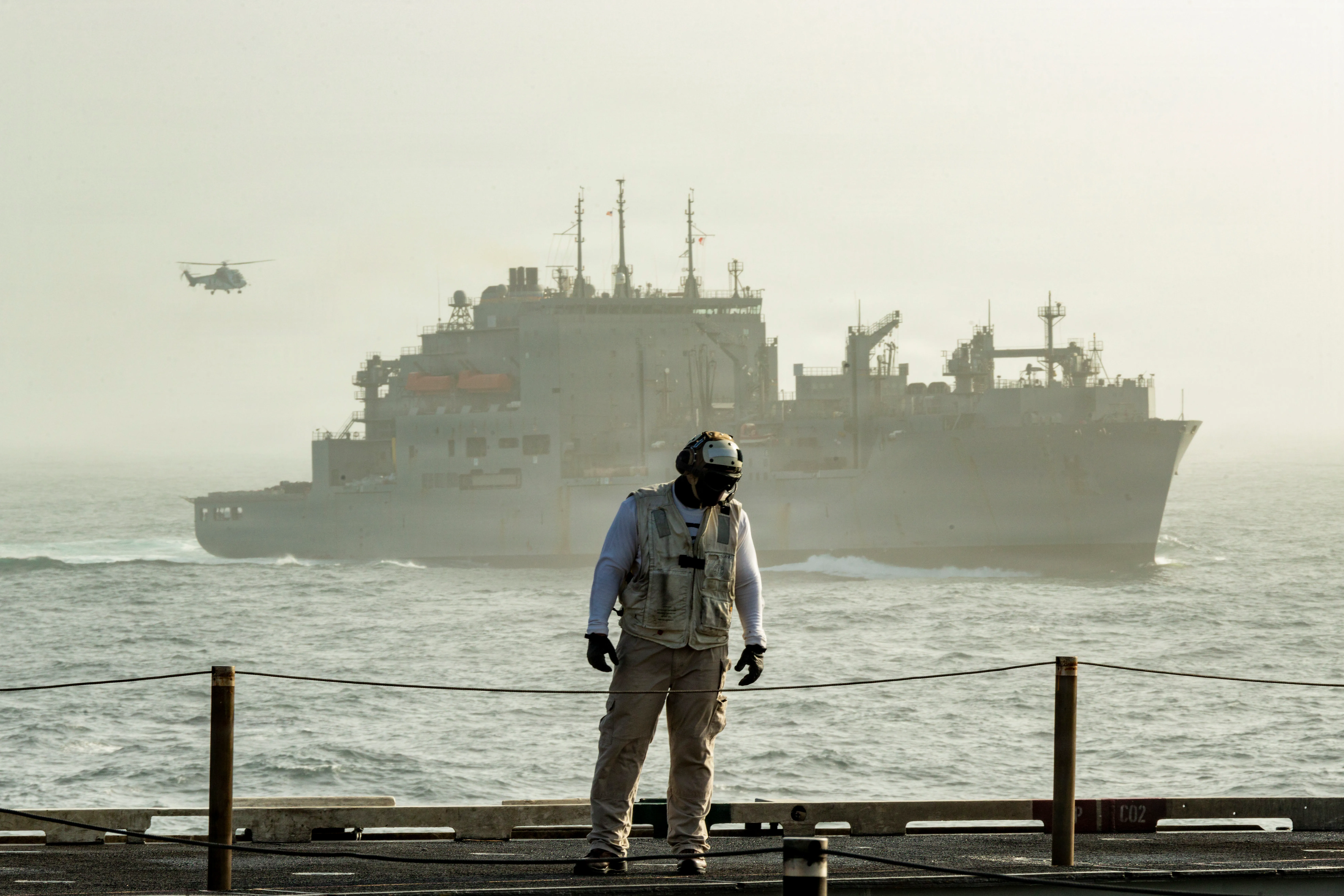 Un marin de la Marine américaine participe à une évolution du ravitaillement en mer à bord du porte-avions de classe Nimitz USS George Washington (CVN 73) dans la mer d'Oman, le 22 août 2026. George Washington est déployé dans la zone d'opérations de la 5e flotte américaine pour soutenir la sécurité et la stabilité maritimes au Moyen-Orient. (Photo de la marine américaine)