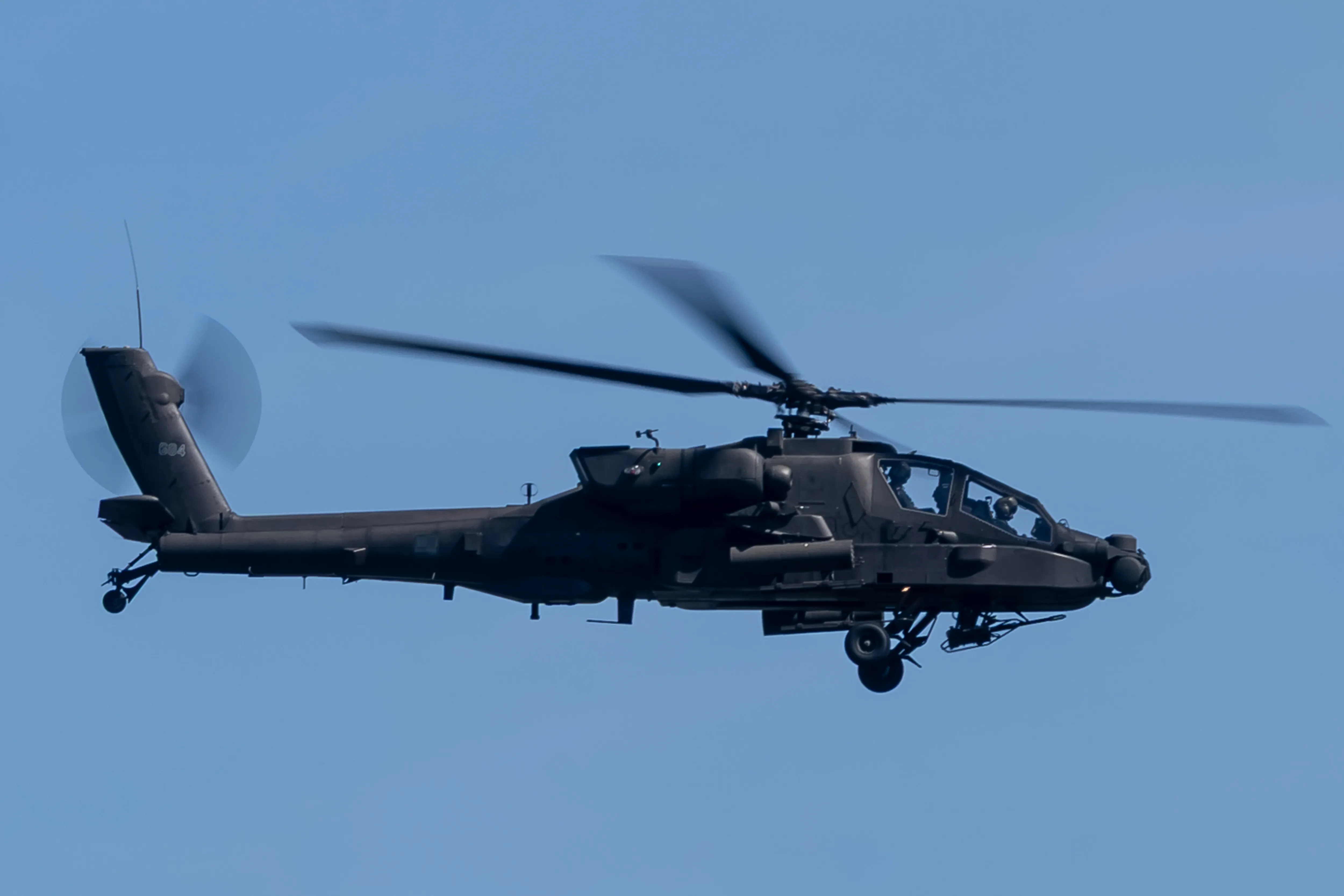 Un hélicoptère d'attaque Boeing AH-64 Apache de l'armée polonaise survole la ville lors du défilé militaire de la Journée des forces armées polonaises à Varsovie, en Pologne, le 15 août 2026. (Photo de Marek Antoni Iwanczuk/NurPhoto via Getty Images)
