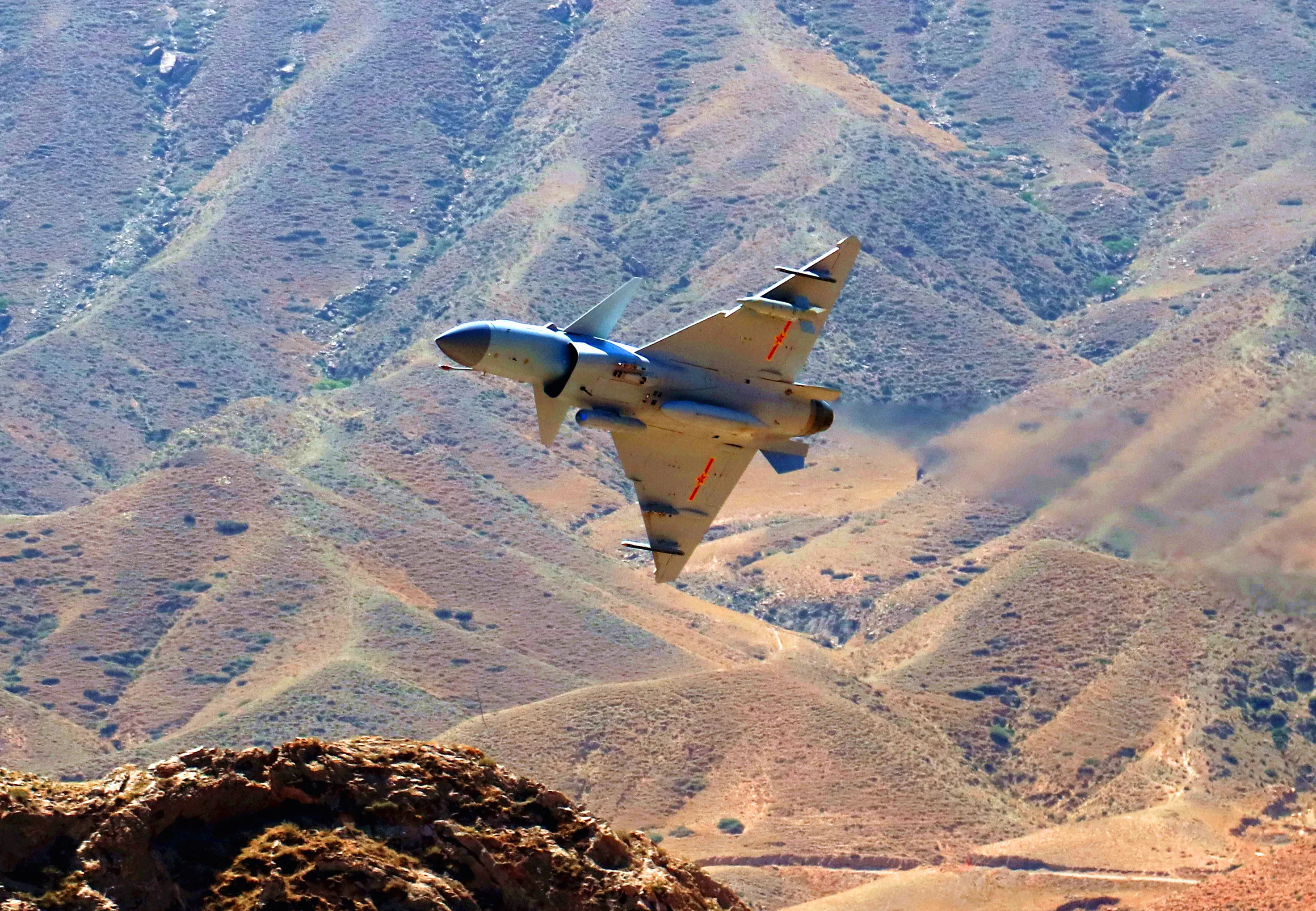 BEIJING, 16 avril 2018 -- Une photo d'archive montre un avion de combat J-10C lors d'un entraînement. Le nouvel avion de combat multirôle chinois J-10C est entré en service lundi, a annoncé l'armée de l'air de l'Armée populaire de libération (APL). Il s'agit du chasseur supersonique chinois de troisième génération et a fait ses débuts lorsque l'APL a célébré son 90e anniversaire en juillet 2017 à la base d'entraînement militaire de Zhurihe, dans la région autonome de Mongolie intérieure. Equipé d'un système avionique avancé et de diverses armes aéroportées, ce chasseur développé au niveau national possède des capacités de frappe aérienne à moyenne et courte portée et est capable de frapper avec précision des cibles terrestres et maritimes. (Xinhua/Xi Bobo via Getty Images)