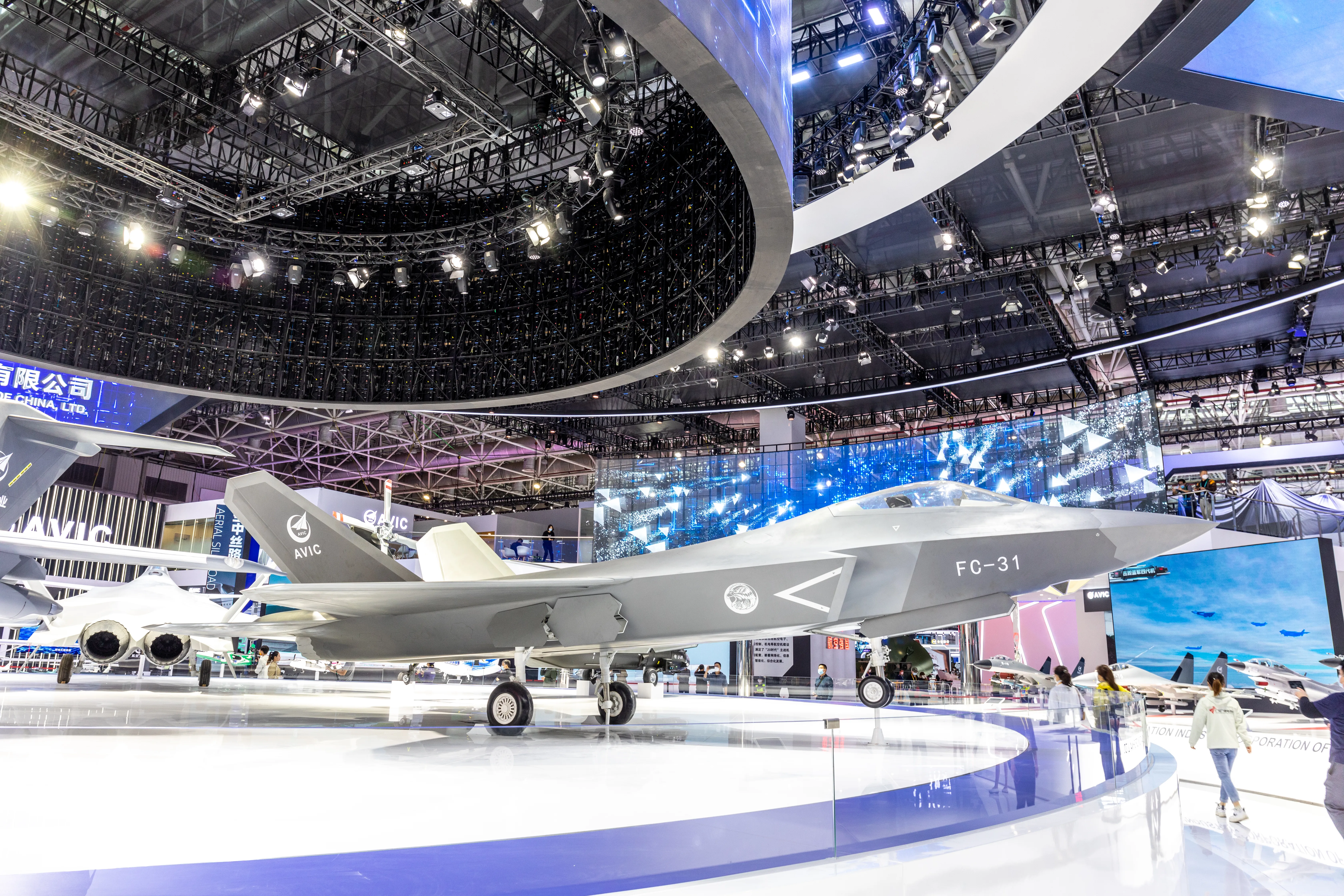 ZHUHAI, CHINE - 06 NOVEMBRE : l'avion de combat furtif FC-31 est présenté au salon aéronautique China 2022 le 6 novembre 2022 à Zhuhai, province de Guangdong en Chine. Le 14e Salon international de l'aviation et de l'aérospatiale de Chine, ou Airshow China 2022, se tiendra du 8 au 13 novembre à Zhuhai. (Photo par VCG/VCG via Getty Images)