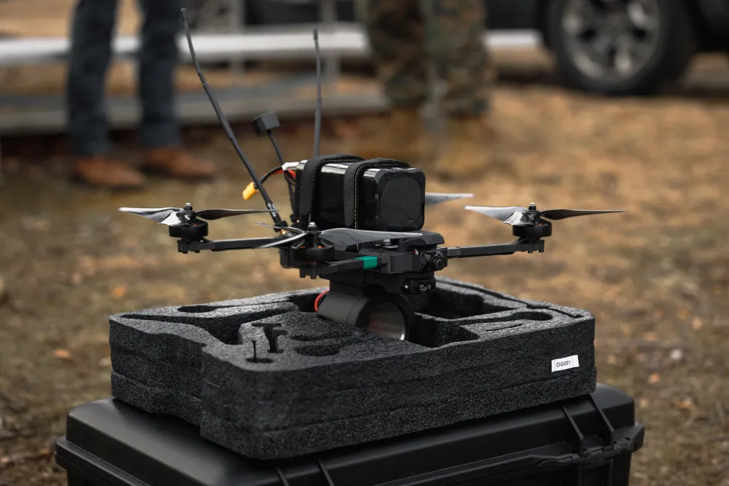 Un drone Neros Archer à vue à la première personne se trouve sur un cas lors d'un champ de démonstration au bataillon d'entraînement aux armes sur la base du corps des Marines de Quantico, en Virginie, le 7 mars 2025. L'équipe de drones d'attaque du corps des Marines a utilisé le drone Neros Archer FPV pour engager des cibles sur le champ de tir afin de présenter les capacités du drone sur le champ de bataille. (Photo du Corps des Marines des États-Unis par le Cpl. Joshua Barker)