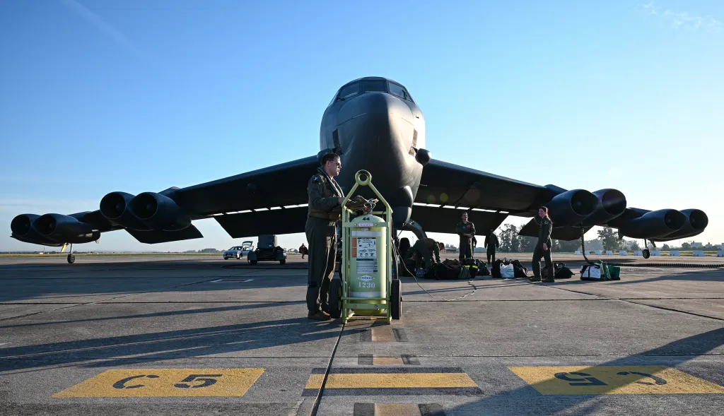 L'équipage du 23e Escadron expéditionnaire de bombes de la US Air Force prépare un avion B-52 Stratofortress pour le vol lors d'une mission de la Force opérationnelle de bombardement à la base aérienne de Moron, en Espagne, le 27 mai 2025. Le Commandement stratégique américain teste et évalue régulièrement l'état de préparation des actifs stratégiques par le biais de missions BTF afin de garantir que nos engagements de dissuasion étendus sont solides et crédibles. (Photo de l'US Air Force par le sergent d'état-major Bryan Guthrie)