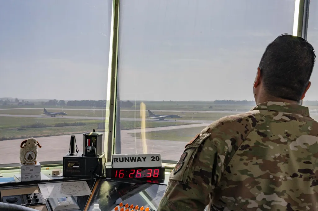 Le sergent d'état-major de l'US Air Force. Arturo Herrera, superviseur de la tour de l'équipe de soutien opérationnel du 496e Escadron de la base aérienne, observe deux lanceurs B-1B circulant à la base aérienne de Morón, Espagne, le 17 avril 2024. Les contrôleurs de la circulation aérienne de l'US Air Force affectés au 496e ABS travaillent aux côtés des alliés espagnols du contrôle de la circulation aérienne et sont tenus de fréquenter le Centre de langues étrangères de l'Institut des langues de défense pour l'espagnol avant d'arriver à Morón AB. (Photo de l'US Air Force par un membre de la 1re classe Eve Daugherty)