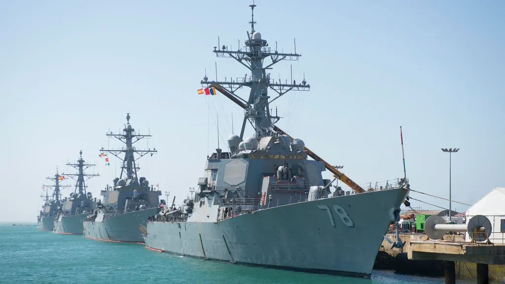 Les destroyers lance-missiles de classe Arleigh Burke USS Porter (DDG 78), front, USS Donald Cook (DDG 75), USS Carney (DDG 64) et USS Ross (DDG 71) sont amarrés à la base navale de Rota, en Espagne.