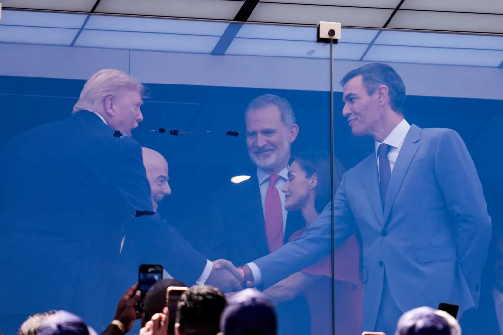 EAST RUTHERFORD, NEW JERSEY - 19 JUILLET : le président des États-Unis Donald J. Trump salue le Premier ministre espagnol Pedro Sanchez lors du match final de la Coupe du Monde de la FIFA 2026 entre l'Espagne et l'Argentine au New York New Jersey Stadium le 19 juillet 2026 à East Rutherford, New Jersey. (Photo d'Europa Press Sports/Europa Press via Getty Images)