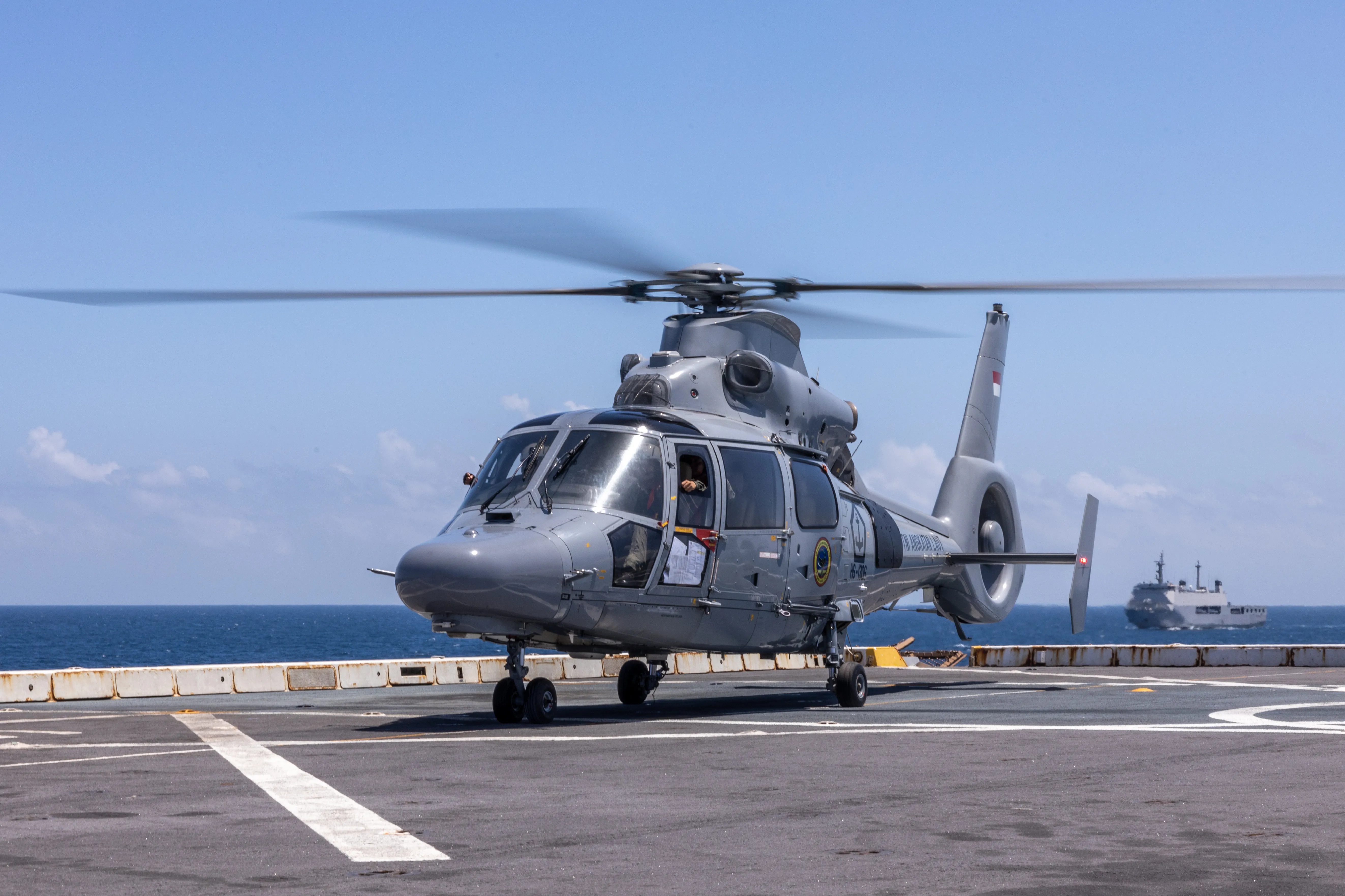 Un hélicoptère AS565 Panther des Forces armées nationales indonésiennes atterrit sur le pont d'envol du navire de transport amphibie USS Green Bay (LPD 20), lors d'un exercice à pont transversal dans la mer de Java, le 4 septembre 2024. L'exercice a montré les capacités de communication et de coopération multilatérales, améliorant l'interopérabilité entre les forces combattantes américaines, singapouriennes et indonésiennes. Super Garuda Shield est un exercice annuel dont la portée et la taille ont considérablement augmenté depuis 2009. Super Garuda Shield 2024 est la troisième fois consécutive que cet exercice se transforme en un événement combiné et conjoint, axé sur l'engagement en faveur du partenariat et d'un Indo-Pacifique libre et ouvert. (Photo du Corps des Marines des États-Unis par Lance Cpl. Peter J. Eilen)