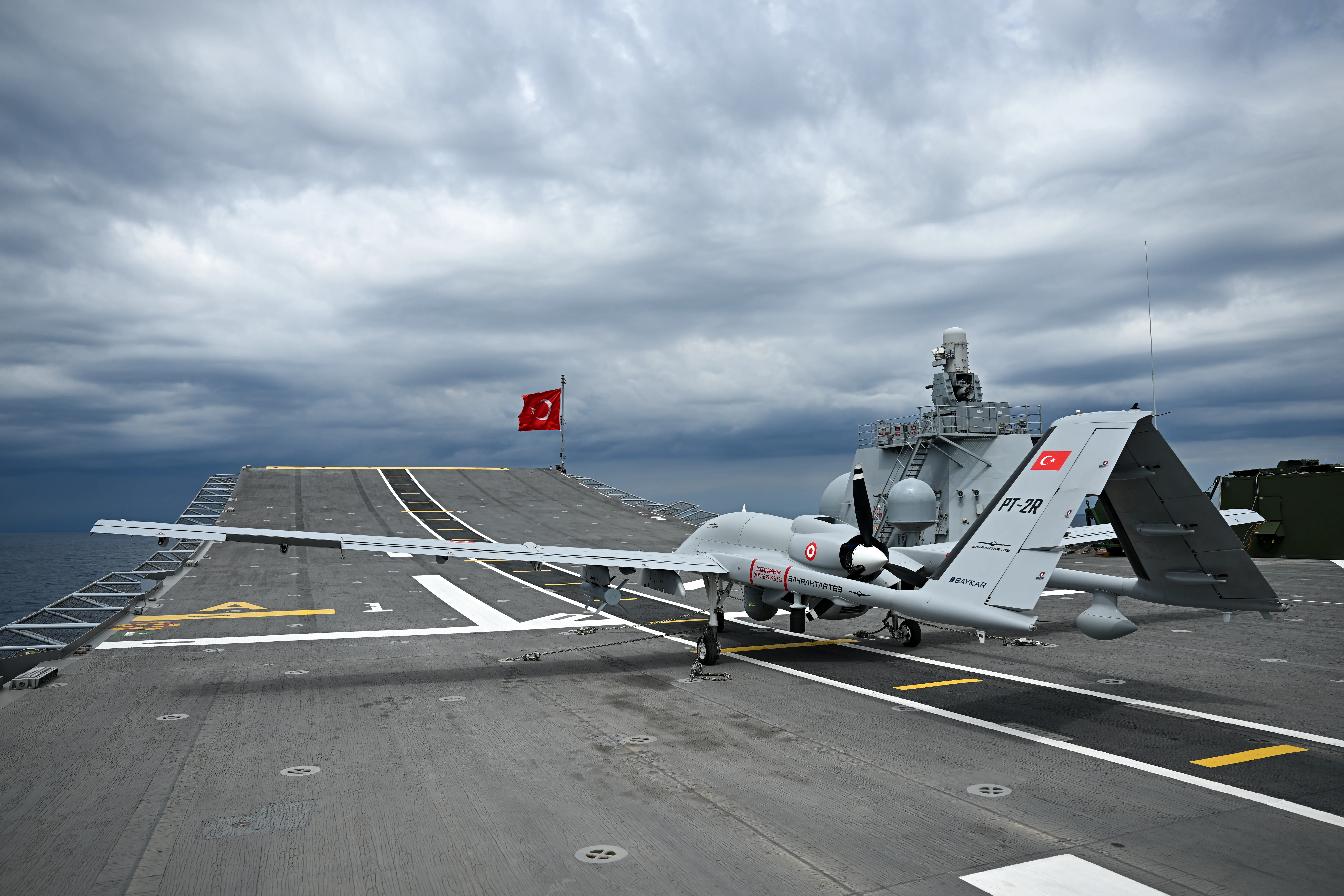 ANTALYA, TURKIYE - 09 AVRIL : le véhicule aérien sans pilote Bayraktar TB3 participe à la phase de tir réel du TCG Anadolu le dernier jour de l'exercice tactique « Blue Homeland-2026 » (Mavi Vatan) en Méditerranée orientale, à Antalya, Turkiye, le 9 avril 2026. Les exercices approfondis, également menés à travers la mer Noire et la mer Égée, ont impliqué 120 navires, 50 avions et 15 000 militaires pour améliorer la préparation opérationnelle et la coordination des forces armées turques. (Photo d'Orhan Cicek/Anadolu via Getty Images)