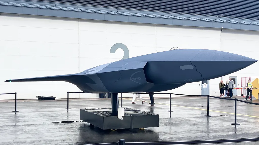 Saab a dévoilé la feuille de route de son programme de plateforme collaborative autonome (ACP), un « drone de combat » furtif et supersonique, qui pourrait entrer en service dans les années 2030 auprès de l'armée de l'air suédoise et potentiellement d'autres clients. L'entreprise aérospatiale et de défense travaille déjà sur deux démonstrateurs technologiques sans équipage et a présenté aujourd'hui une maquette grandeur nature d'un drone opérationnel que ces deux avions pourraient éclairer.