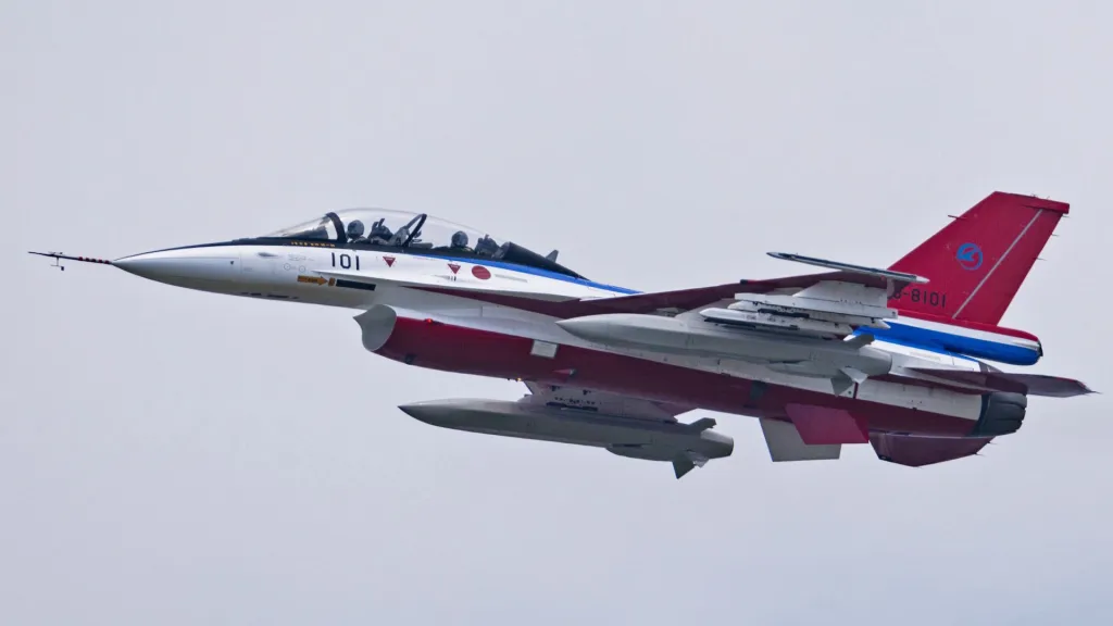 Une paire de missiles inédits suspendus sous les ailes d'un chasseur Mitsubishi F-2 de la Japan Air Self-Defense Force (JASDF) souligne les progrès réalisés par Tokyo dans l'expansion de son arsenal de frappes à longue portée. Bien que l'arme n'ait pas été officiellement identifiée, sa taille, sa configuration et son timing suggèrent fortement qu'il pourrait s'agir de la version lancée par voie aérienne du nouveau missile sol-navire japonais de type 25 (25SSM).