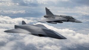 Drone de combat furtif volant en formation avec un chasseur moderne au-dessus des nuages