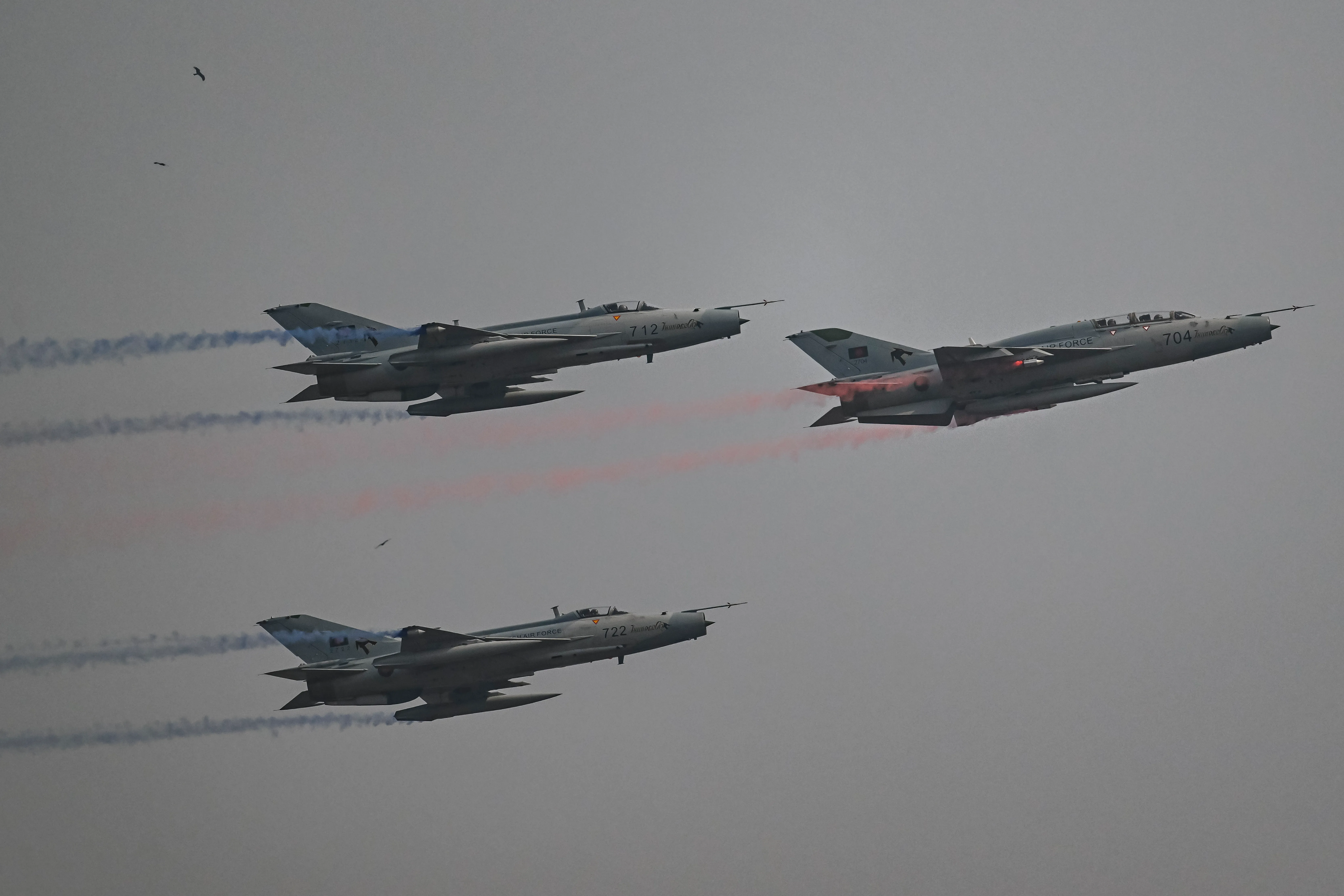 L'équipe de démonstration de voltige aérienne de l'armée de l'air du Bangladesh se produit lors des célébrations marquant le 54e Jour de la Victoire du Bangladesh à Dhaka, au Bangladesh, le 16 décembre 2025. (Photo de Zabed Hasnain Chowdhury/NurPhoto via Getty Images)