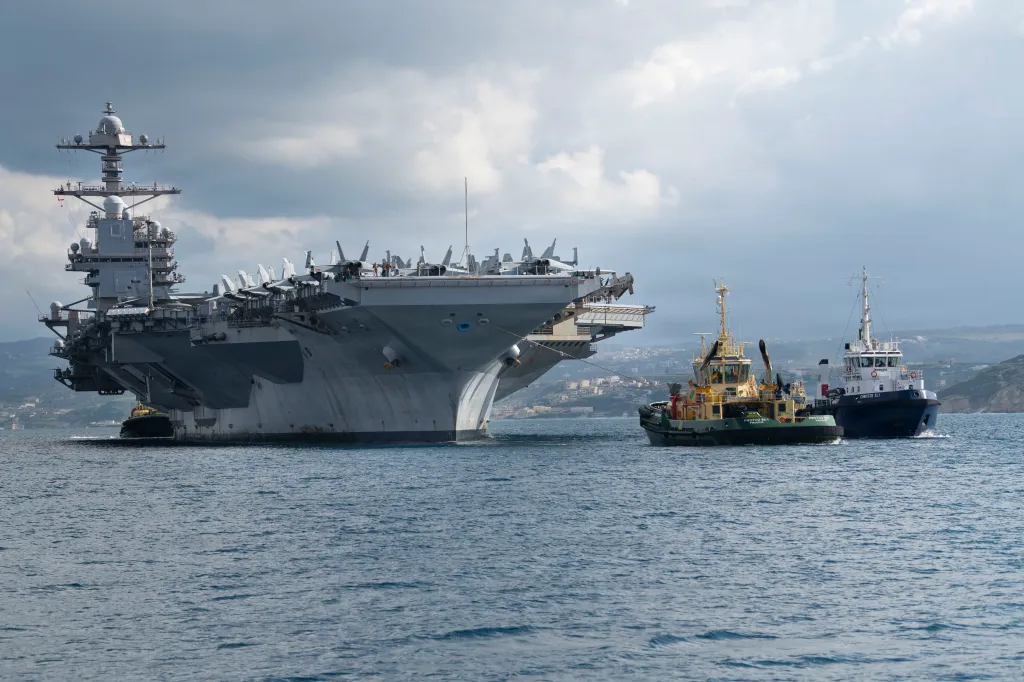 ACTIVITÉ DE SOUTIEN NAVAL BAIE DE SOUDA, Grèce (fév23, 2026) le plus grand porte-avions au monde, le porte-avions de classe Ford USS Gerald R. Ford (CVN 78), arrive au complexe de la jetée de Marathi de l'OTAN dans la baie de Souda, en Crète, en Grèce, lors d'une visite portuaire prévue le 23 février 2026. NSA Souda Bay est une installation opérationnelle à terre qui permet et soutient les forces américaines, alliées, de la Coalition et des pays partenaires préserver la sécurité et la stabilité dans les zones de responsabilité européennes, africaines et du commandement central. (Photo de l'US Navy par Hannah Donahue, spécialiste des communications de masse de 3e classe)
