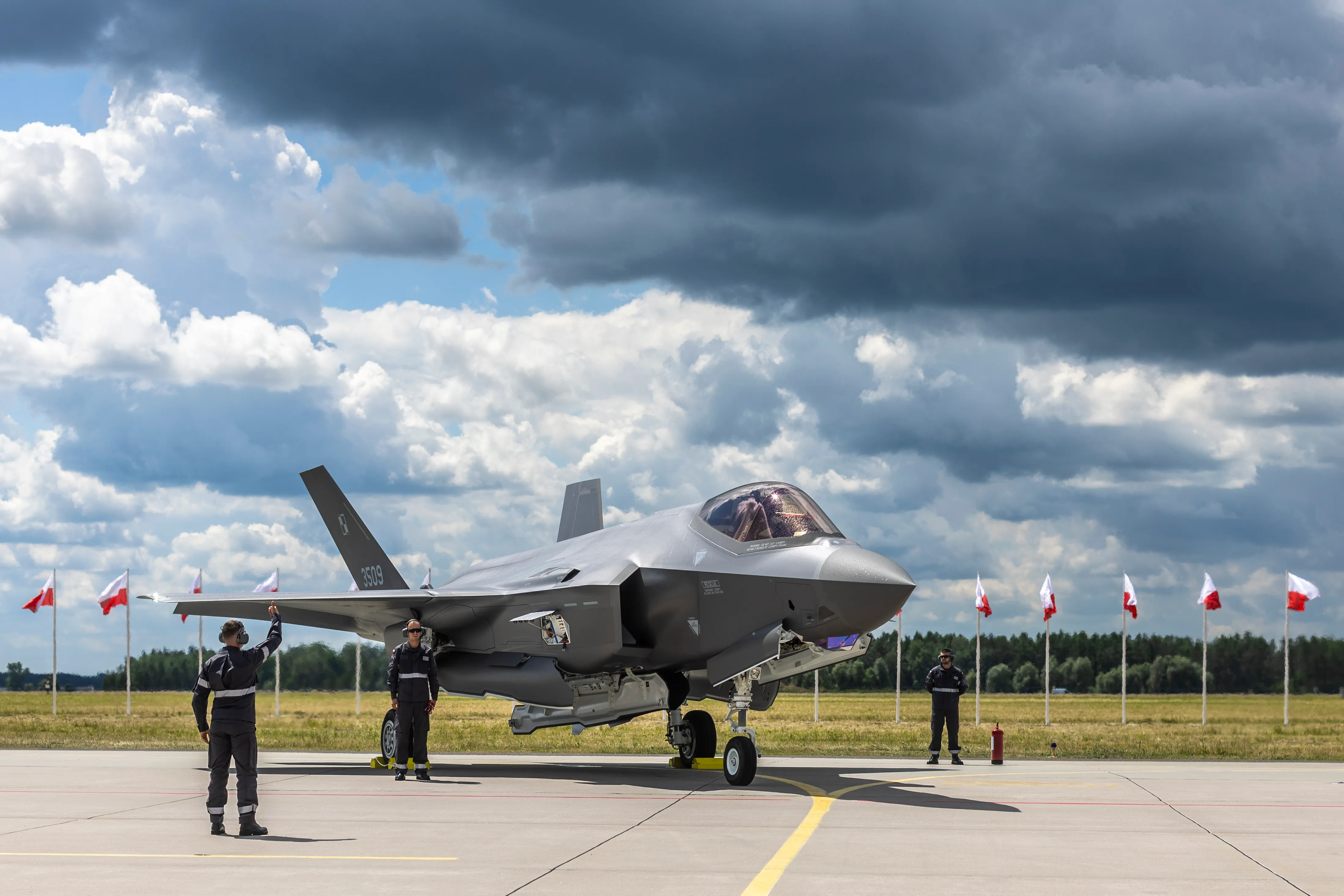 L'un des trois premiers avions de combat F-35 de l'armée de l'air polonaise, connu en Pologne sous le nom de Husarz, lors d'une cérémonie marquant l'entrée en service officielle de l'avion à la 32e base aérienne tactique de Lask, en Pologne, le 12 juin 2026. PAS DE VENTE EN POLOGNE (Photo d'Andrzej Iwanczuk/NurPhoto via Getty Images)