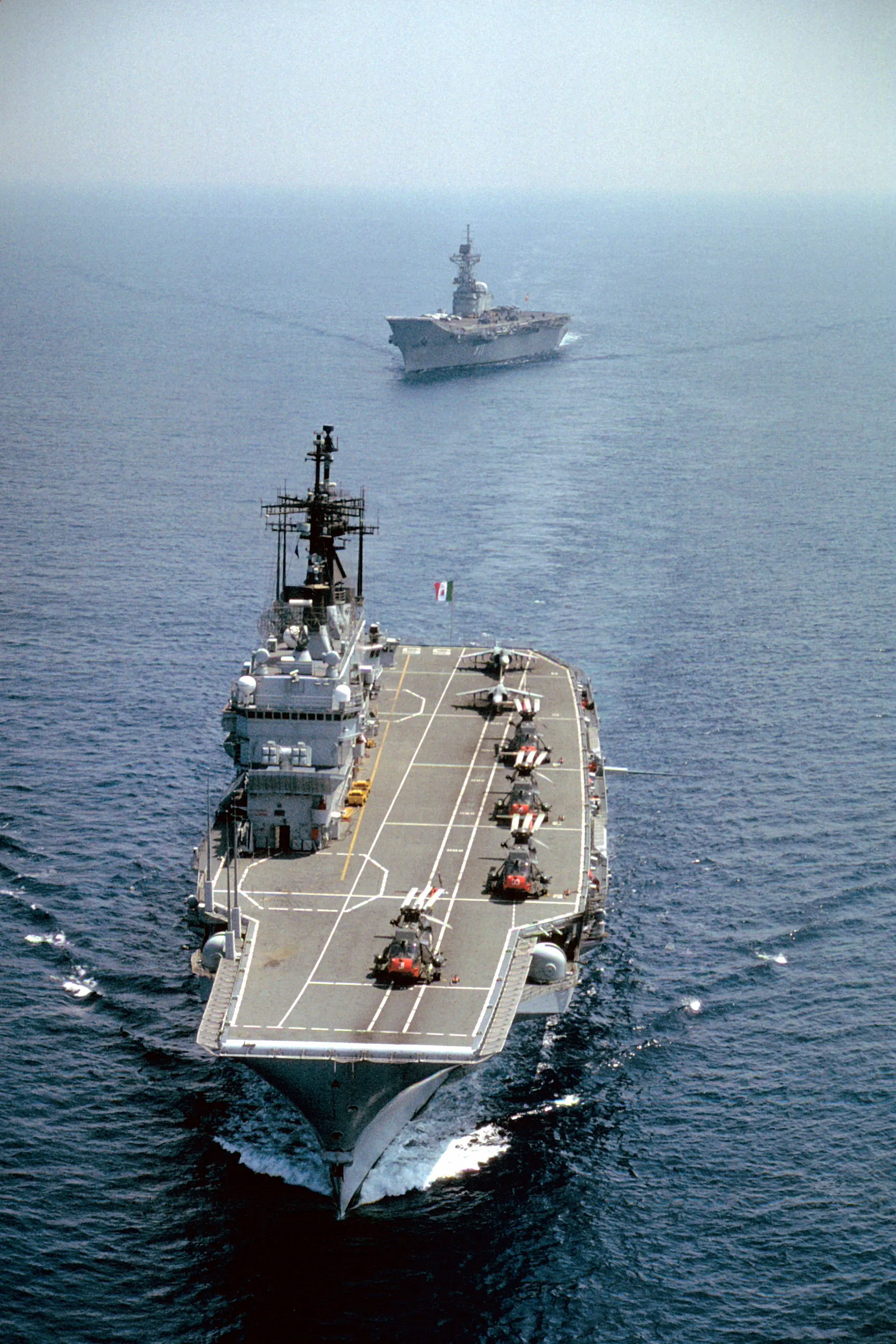 Le porte-avions de la marine espagnole PRINCIPE DE ASTURIAS (R-11) suit le porte-avions de la marine italienne GUISEPPE GARIBALDI (C-551) alors que les deux navires participent à l'exercice conjoint Dragon Hammer '92.
