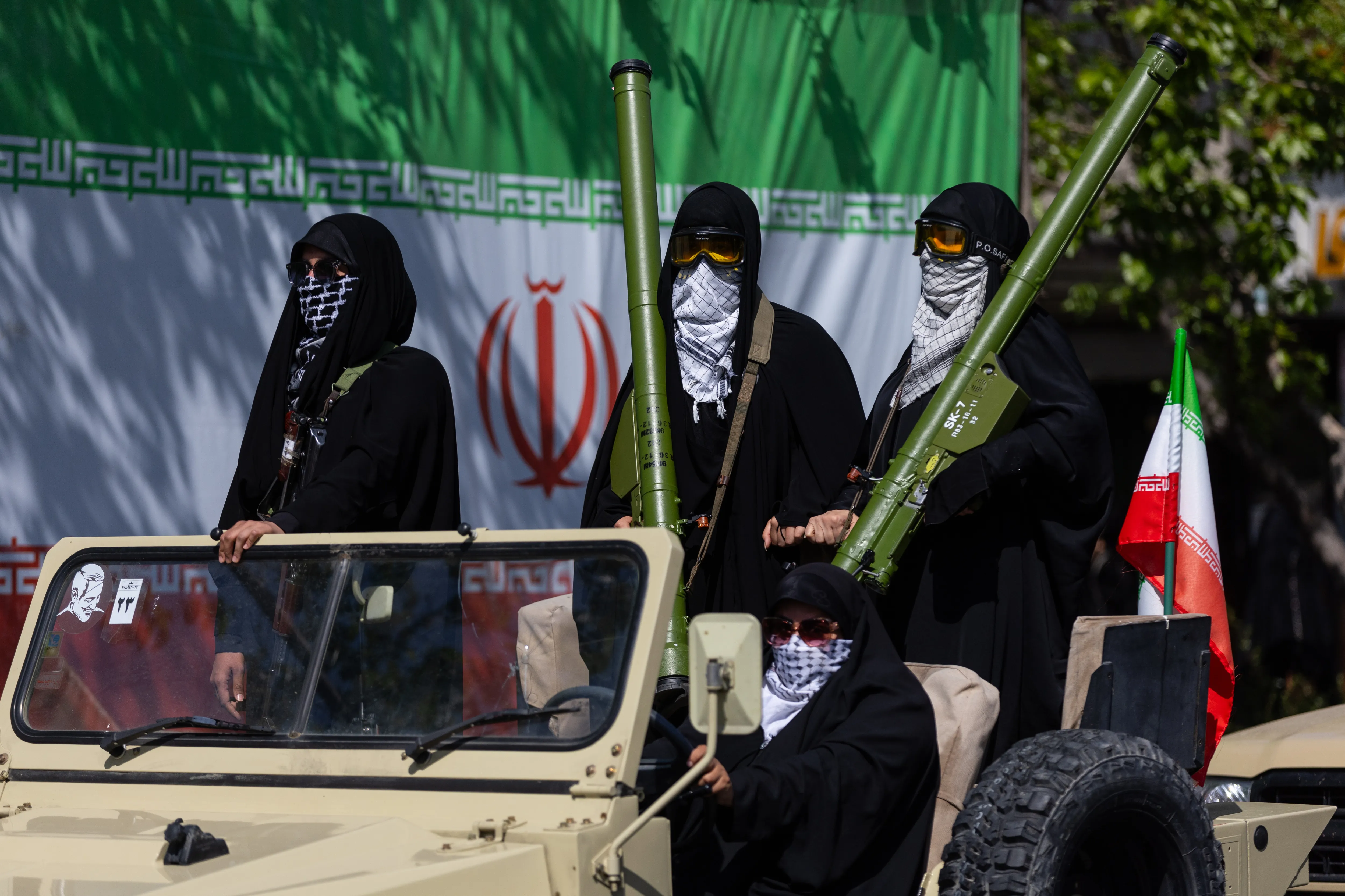 TÉHÉRAN, IRAN - 2026/04/17 : Deux femmes membres des paramilitaires Basij, affiliées aux Gardiens de la révolution iraniens, tiennent un missile tiré à l'épaule lors d'un défilé de femmes iraniennes pro-gouvernementales. (Photo de Sobhan Farajvan/Pacific Press/LightRocket via Getty Images)