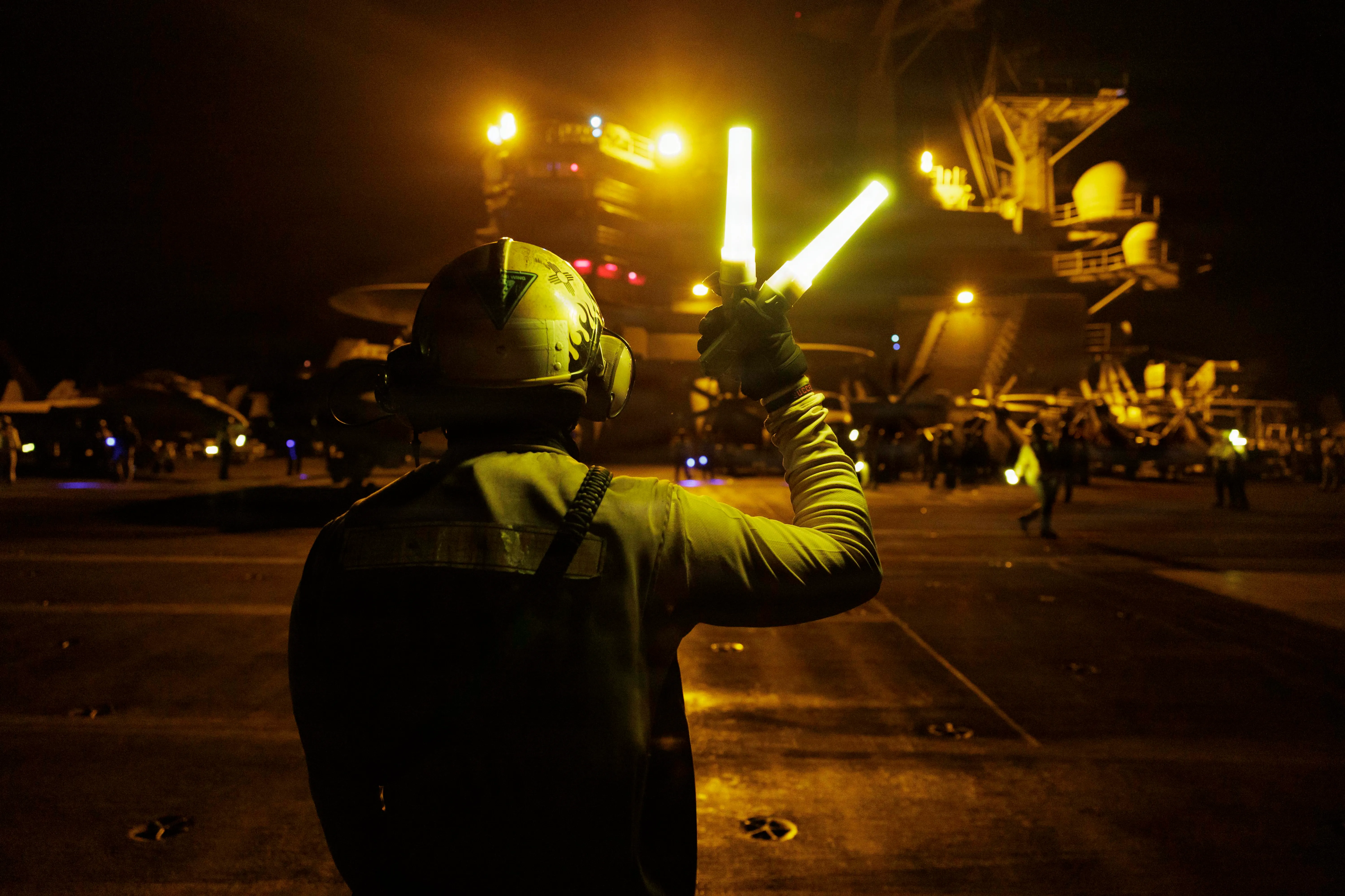 Un marin américain signale un avion sur le pont de vol du porte-avions de classe Nimitz USS George HW Bush (CVN 77), le 4 août 2026. George HW Bush est déployé dans la zone d'opérations de la 5e flotte américaine pour soutenir la sécurité et la stabilité maritimes au Moyen-Orient. (Photo de la marine américaine)