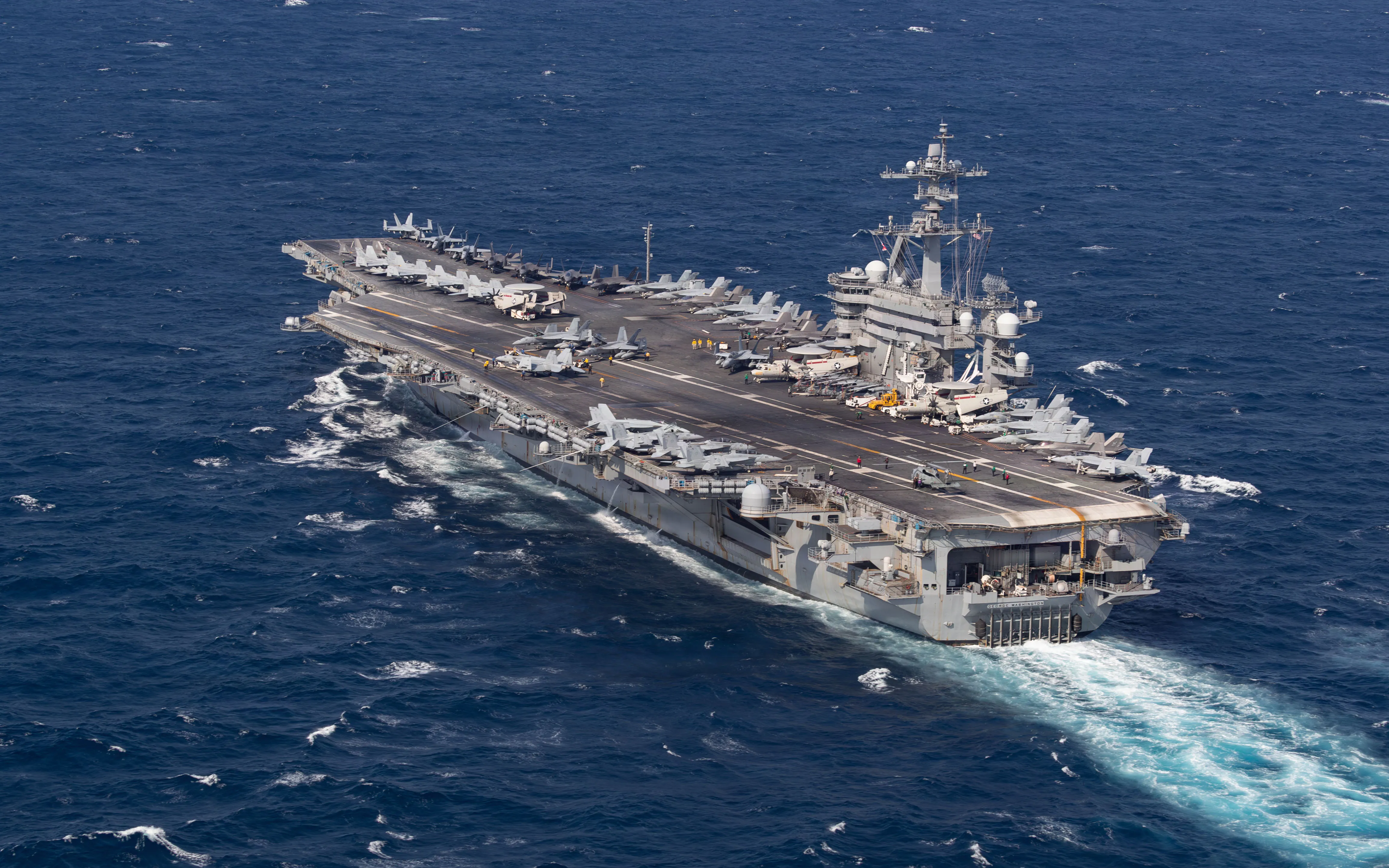 Le porte-avions de classe Nimitz USS George Washington (CVN 73) opère dans la mer de Chine méridionale, le 8 août 2026. George Washington, opérant dans la zone d'opérations de la 7e flotte américaine, est le premier porte-avions déployé vers l'avant de la marine américaine, un symbole de longue date de l'engagement des États-Unis à maintenir un Indo-Pacifique libre et ouvert, tout en opérant aux côtés des alliés et des partenaires de la plus grande flotte numérotée de la marine américaine. (Photo de l'US Navy par le matelot Anthony Vilardi, spécialiste des communications de masse)