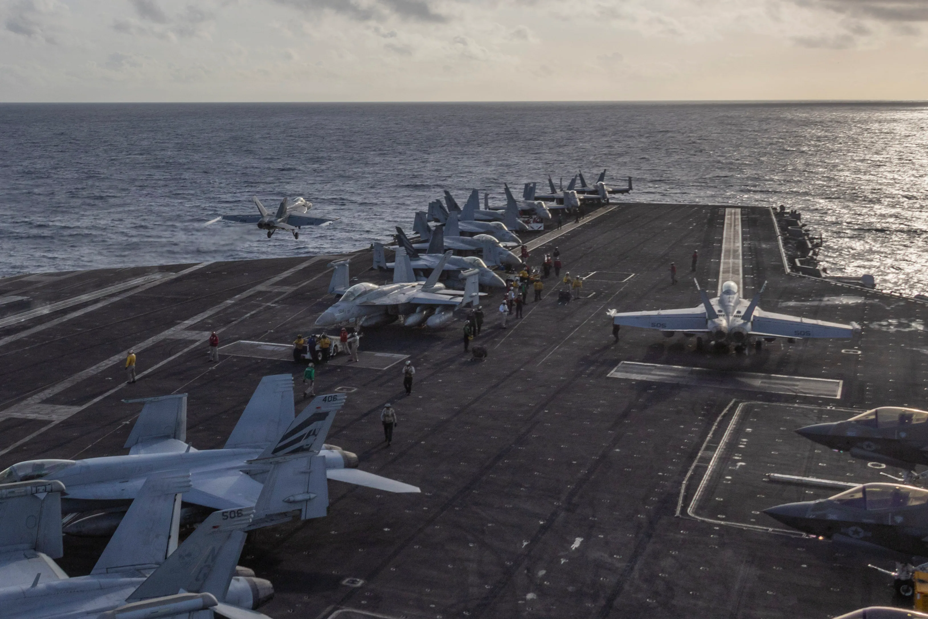Un F/A-18E Super Hornet, affecté au Strike Fighter Squadron (VFA) 14, est lancé depuis le poste de pilotage du porte-avions de classe Nimitz USS Abraham Lincoln (CVN 72), le 22 août 2026. Abraham Lincoln mène actuellement des opérations de routine dans la zone d'opérations de la 7e flotte américaine. Les unités affectées à la 7e flotte effectuent des patrouilles continues pour dissuader les agressions, renforcer les alliances et les partenariats et faire progresser la paix par la force. (Photo de l'US Navy par Zoe Simpson, spécialiste des communications de masse de 3e classe)