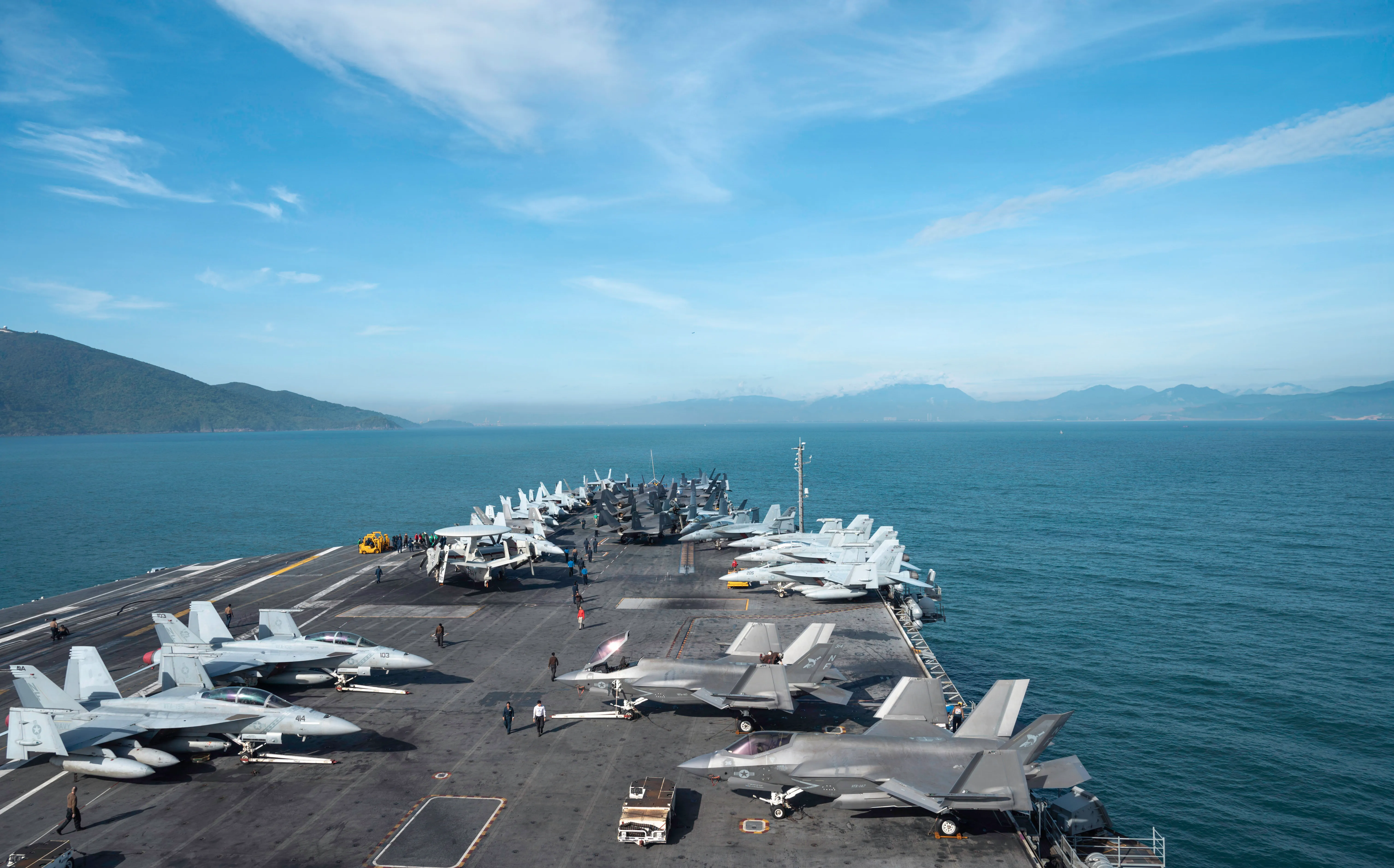 Le porte-avions de classe Nimitz USS George Washington (CVN 73) arrive à Da Nang, au Vietnam, pour une escale prévue au port, le 30 juillet 2026. George Washington est le premier porte-avions déployé vers l'avant de la marine américaine, un symbole de longue date de l'engagement des États-Unis à maintenir un Indo-Pacifique libre et ouvert, tout en opérant aux côtés d'alliés et de partenaires de la plus grande flotte numérotée de la marine américaine. (Photo de l'US Navy par Juan Cordova, spécialiste des communications de masse de 3e classe)