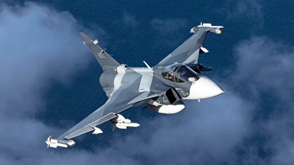 La société de défense suédoise Saab a annoncé aujourd'hui avoir signé un contrat pour fournir 16 chasseurs Gripen E à l'Ukraine. Une fois arrivés dans le pays, les avions à réaction fourniront probablement à l'Ukraine ses avions de combat les plus performants, et ce développement intervient après que Stockholm a accepté de faire don de jusqu'à 16 des Gripen C/D de la génération précédente à l'Ukraine. La livraison des Gripen C/D en Ukraine devrait avoir lieu début 2027, tandis que la livraison des Gripen Es est prévue à partir de 2029.