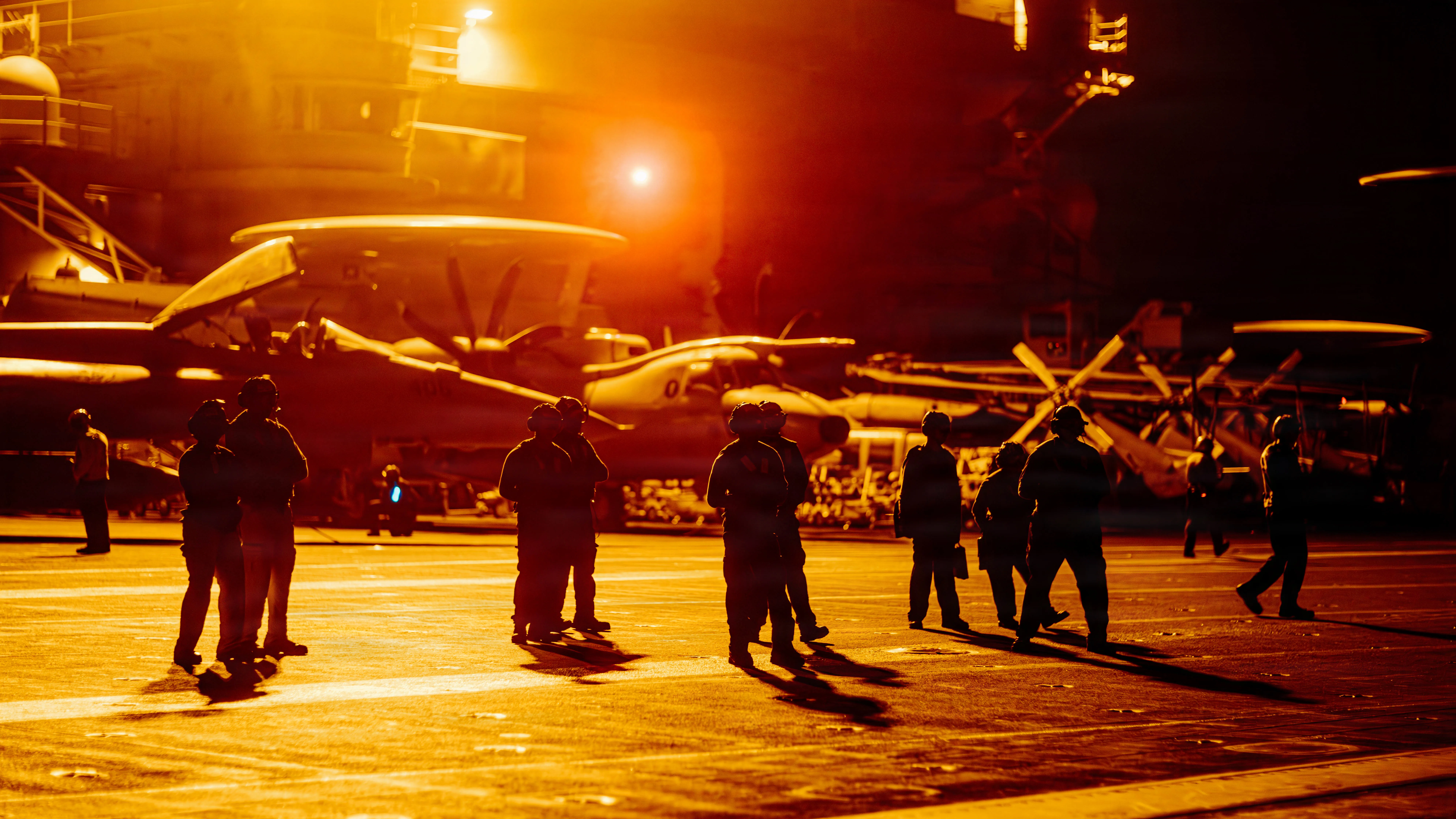 Des marins américains observent les opérations aériennes sur le pont d'envol du porte-avions de classe Nimitz USS George Washington (CVN 73), le 28 août 2026. George Washington est déployé dans la zone d'opérations de la 5e flotte américaine pour soutenir la sécurité et la stabilité maritimes au Moyen-Orient. (Photo de la marine américaine)